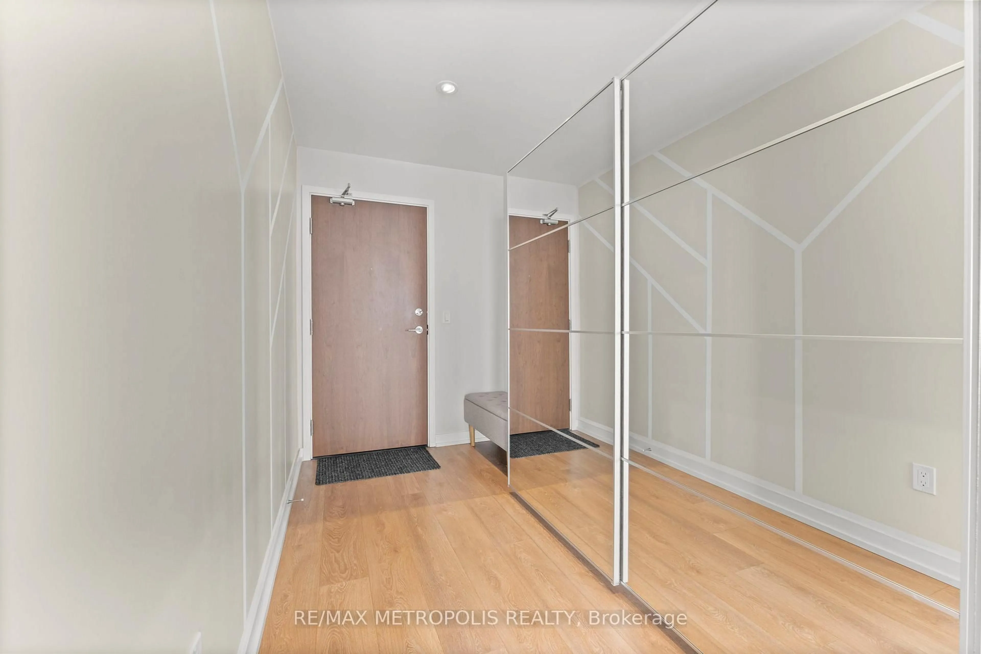 Indoor foyer for 117 McMahon Dr #SPH11, Toronto Ontario M2K 0E4