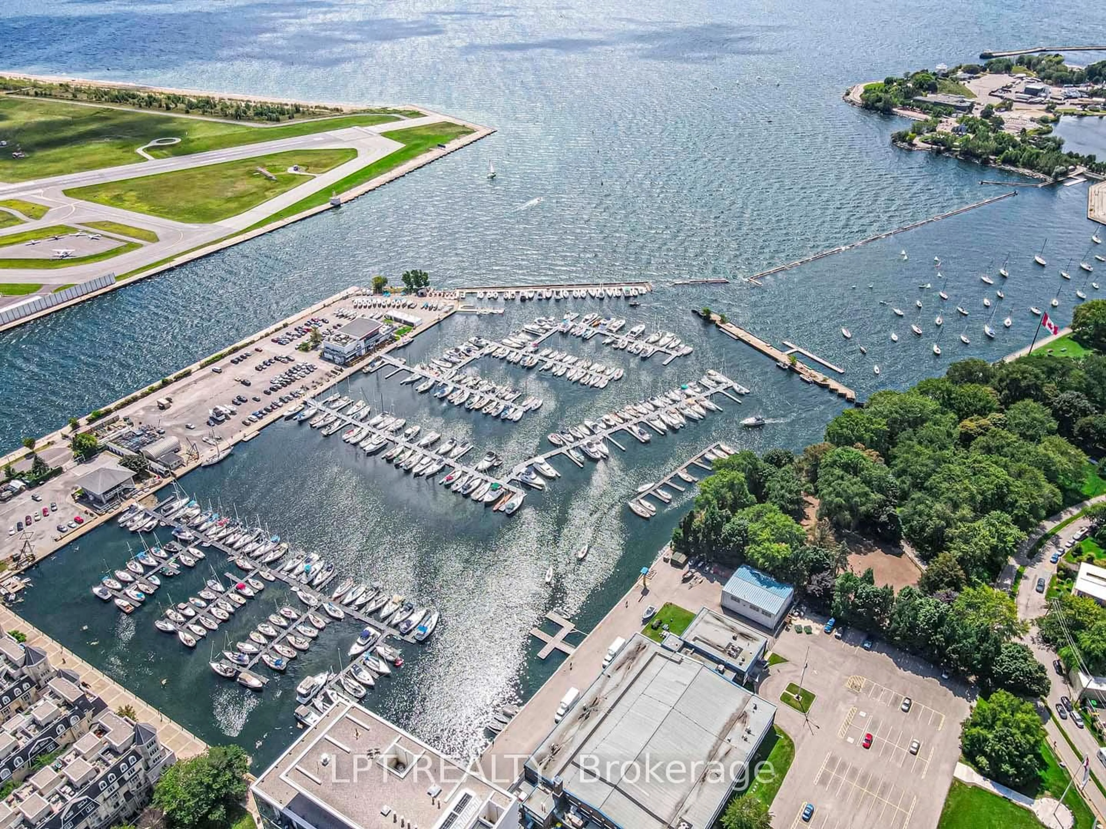 A pic from outside/outdoor area/front of a property/back of a property/a pic from drone, water/lake/river/ocean view for 215 Fort York Blvd #217, Toronto Ontario M5V 4A2