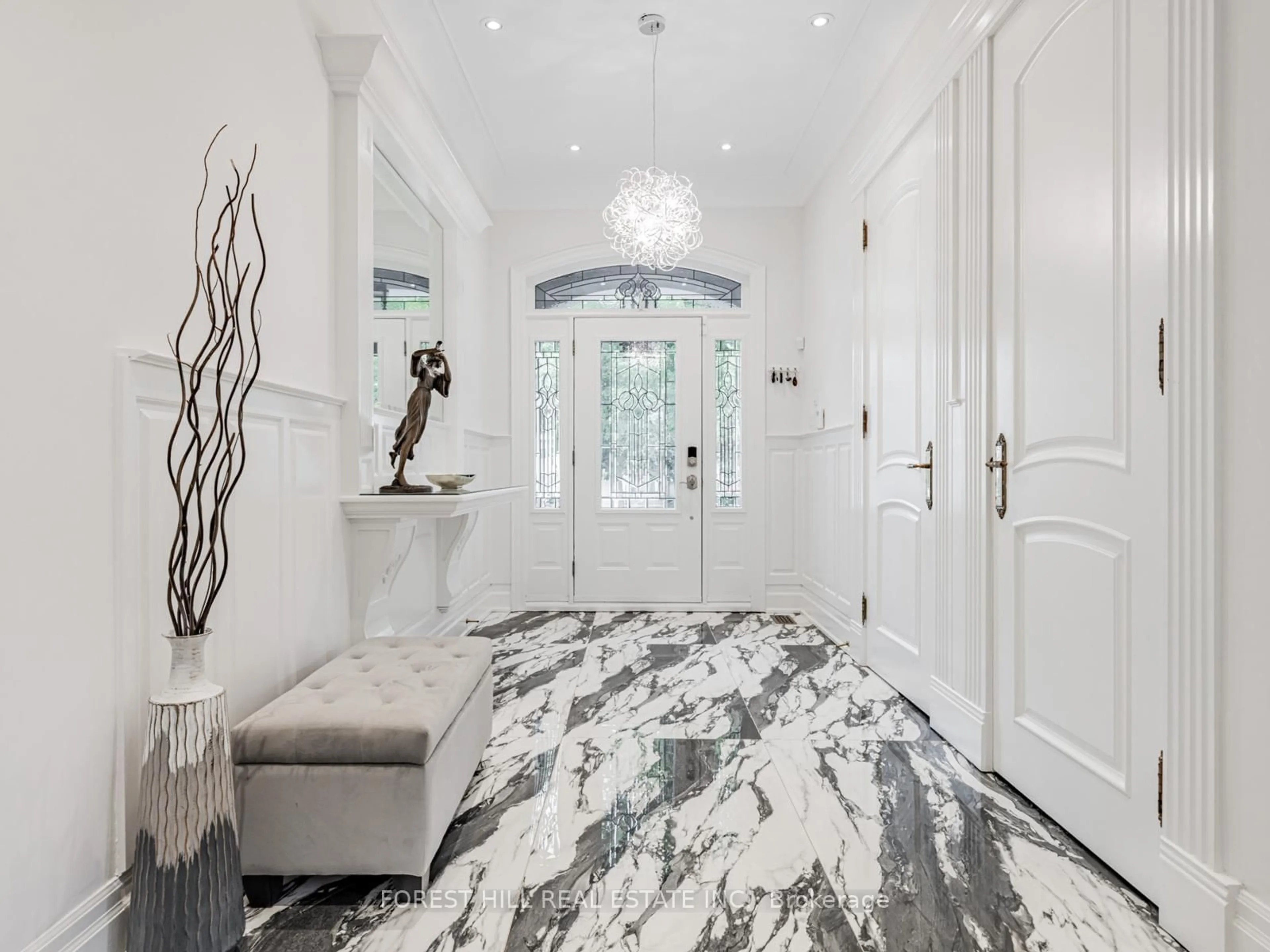 Indoor entryway for 331 Connaught Ave, Toronto Ontario M2R 2M1