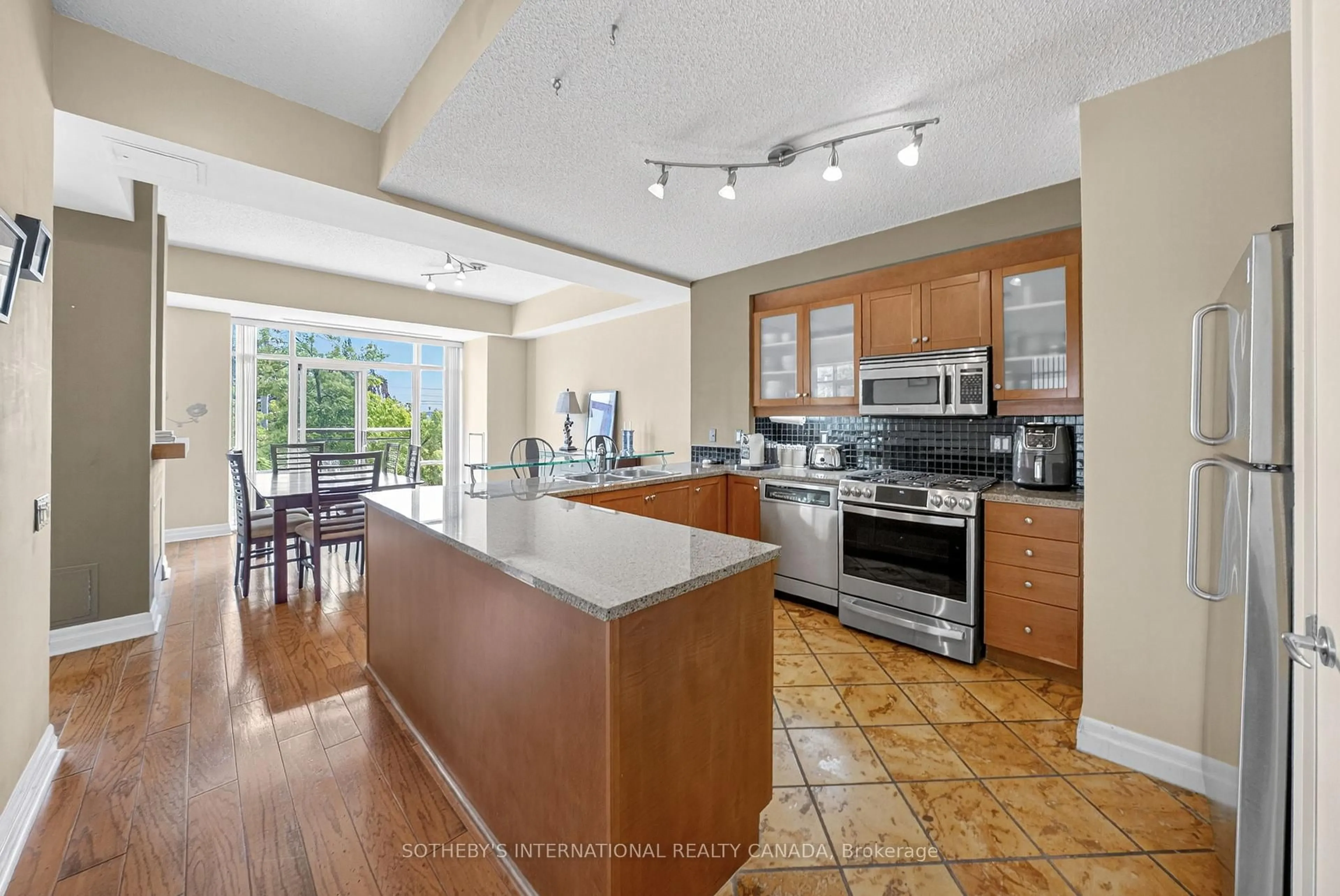Open concept kitchen, ceramic/tile floor for 500 Queens Quay #201E, Toronto Ontario M5V 3K8