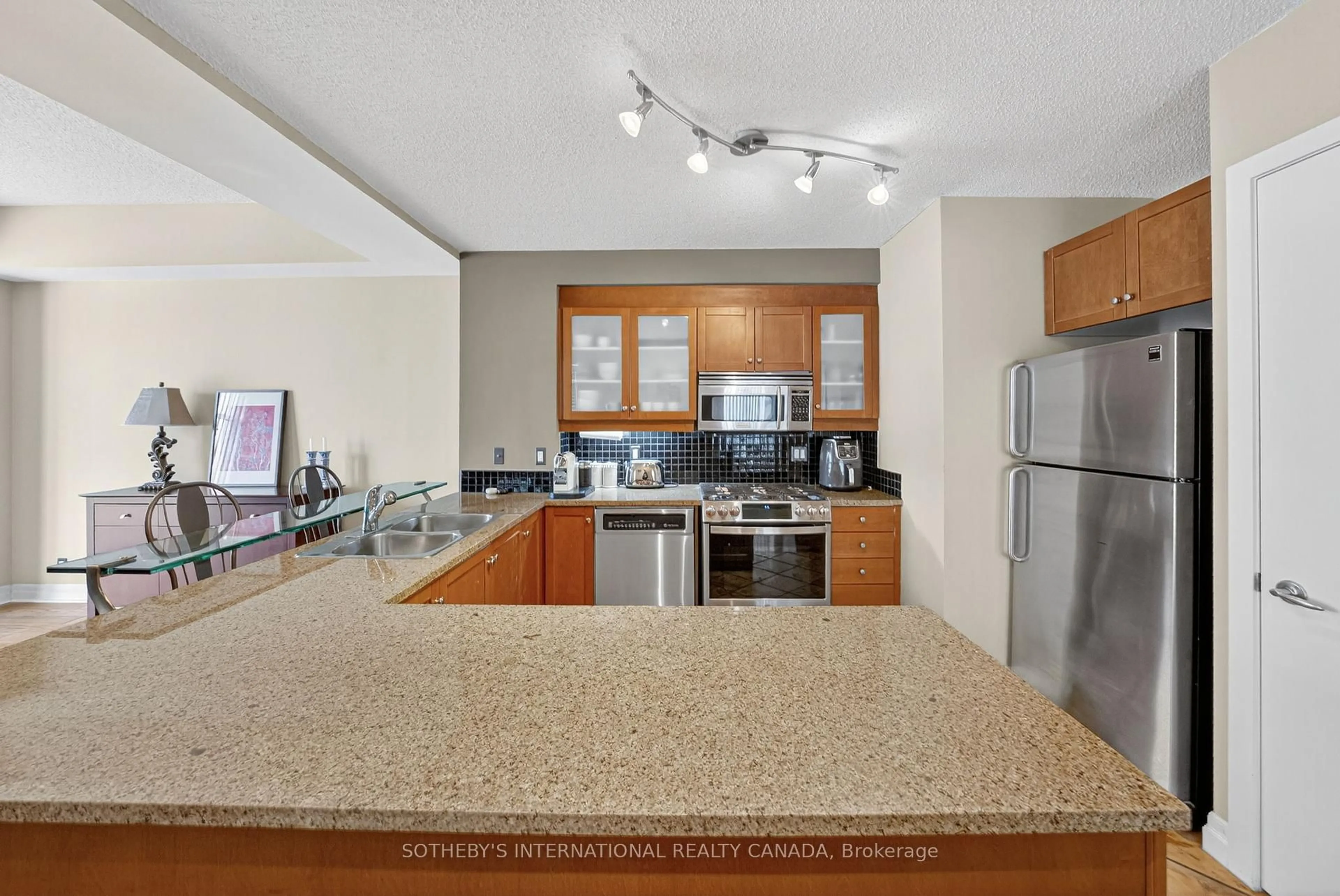 Standard kitchen, ceramic/tile floor for 500 Queens Quay #201E, Toronto Ontario M5V 3K8
