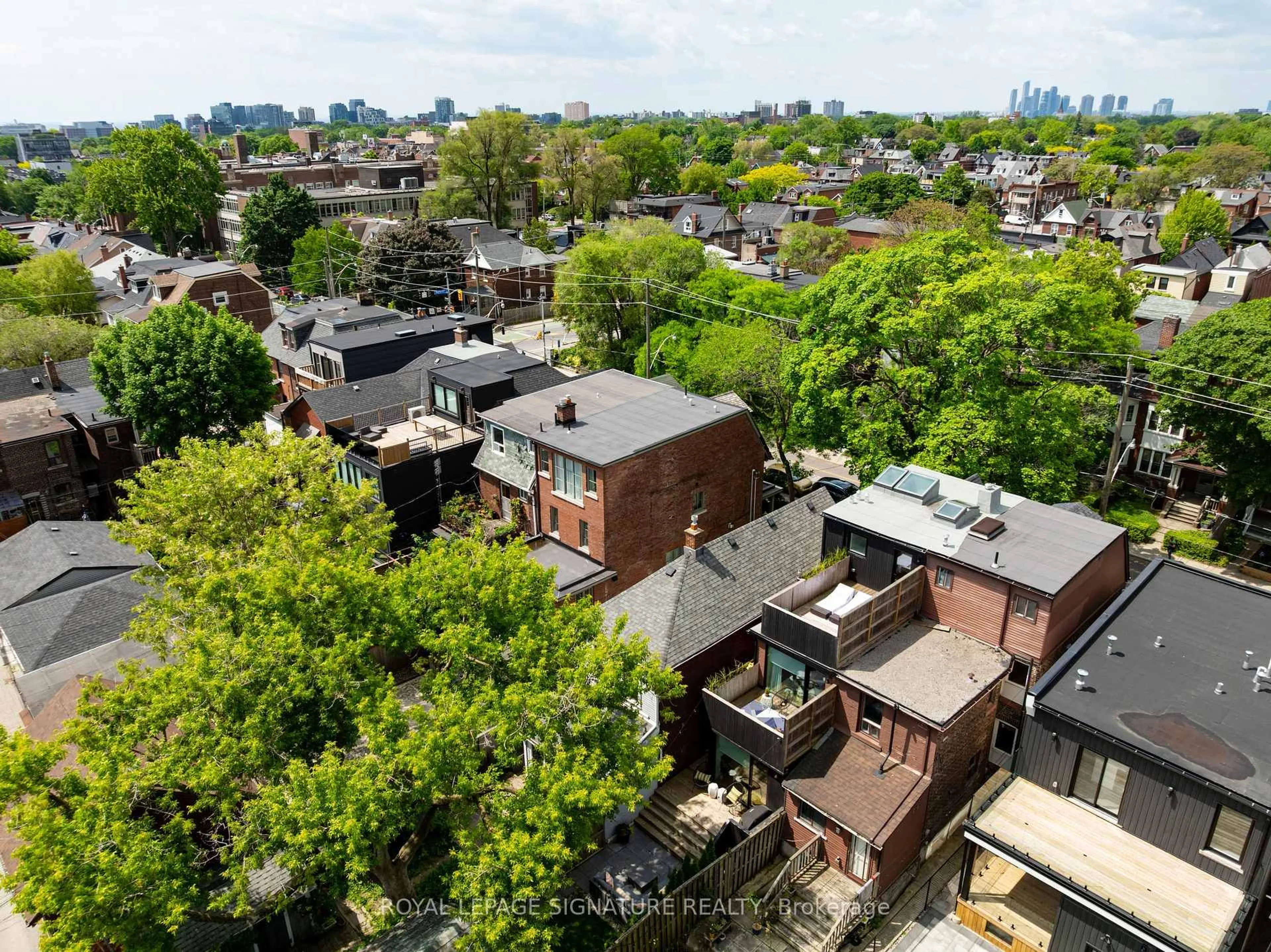 A pic from outside/outdoor area/front of a property/back of a property/a pic from drone, city buildings view from balcony for 643 Shaw St, Toronto Ontario M6G 3L8