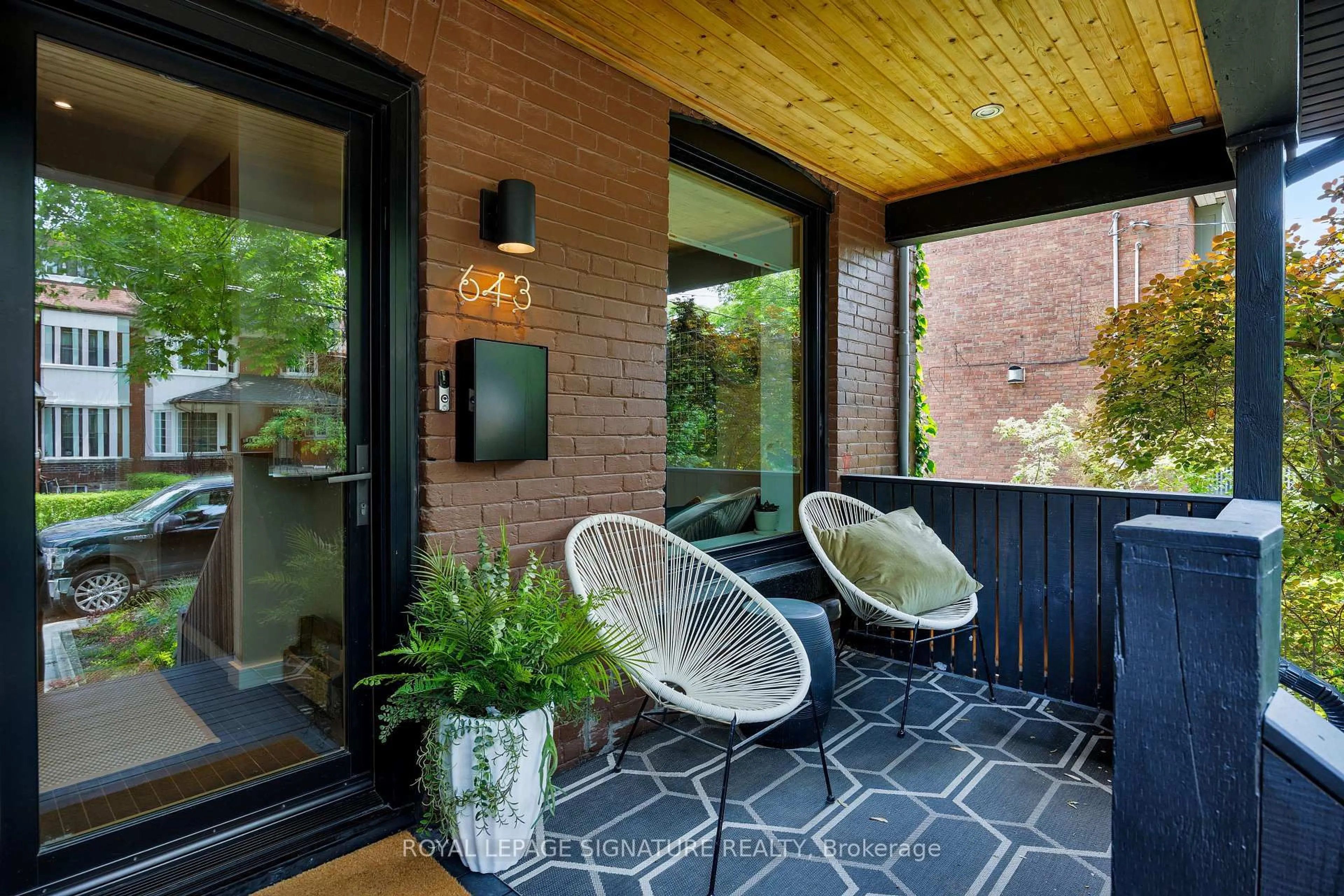 Patio, street for 643 Shaw St, Toronto Ontario M6G 3L8