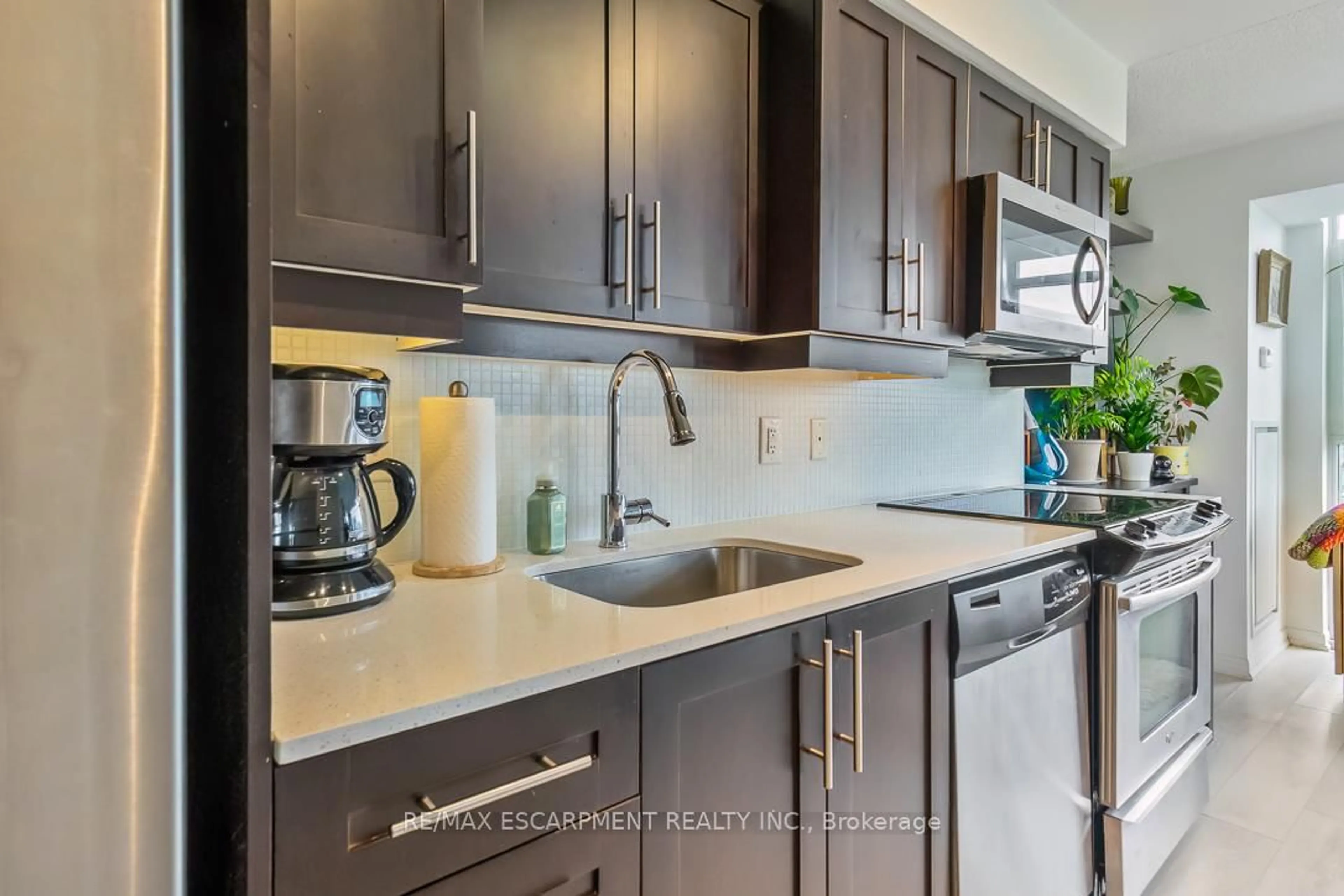 Standard kitchen, unknown for 35 Bastion St #1817, Toronto Ontario M5V 0C2