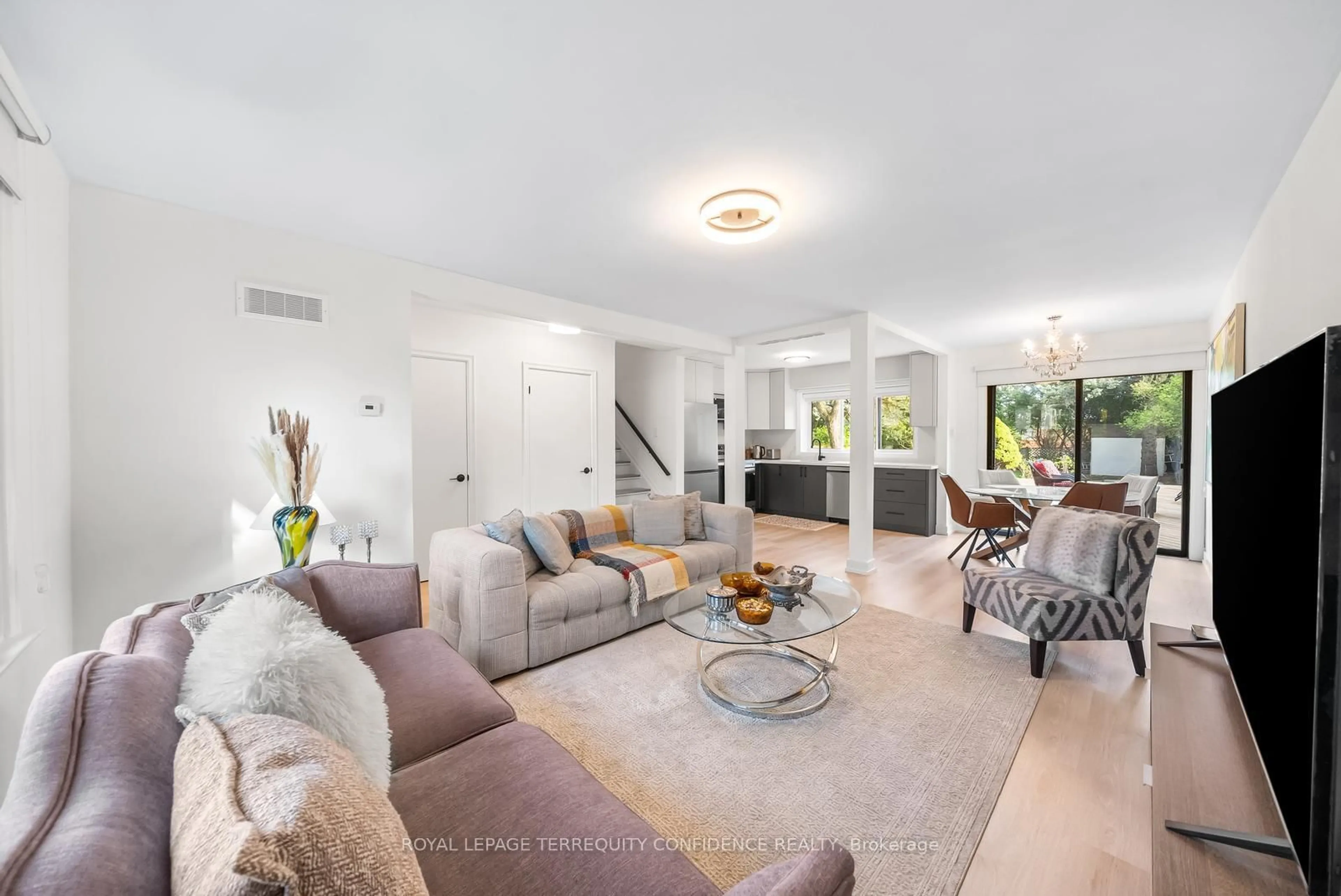 Living room with furniture, unknown for 203 Churchill Ave, Toronto Ontario M2R 1E2