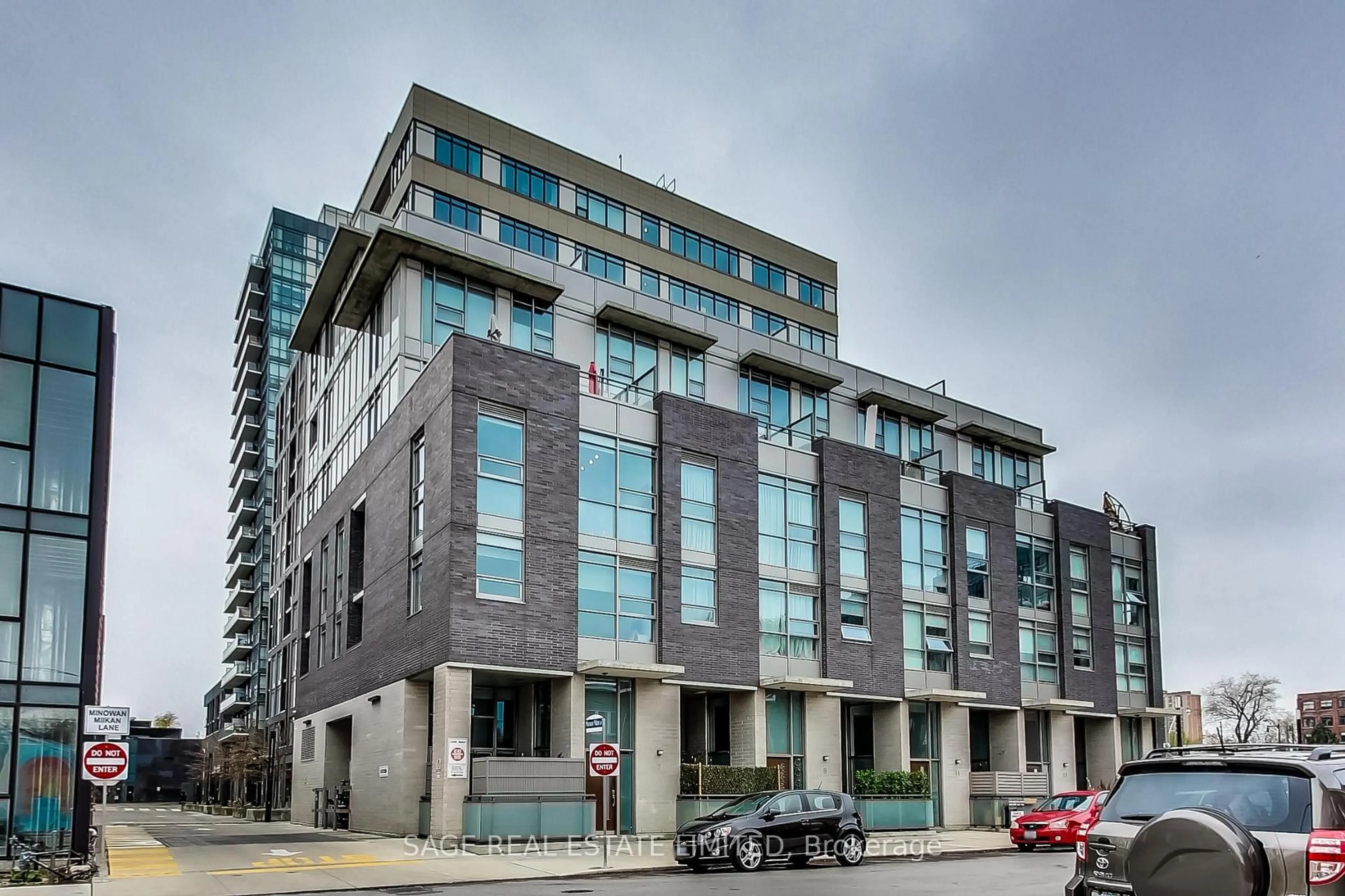 Patio, building for 20 Minowan Miikan Lane #1806, Toronto Ontario M6J 0E5