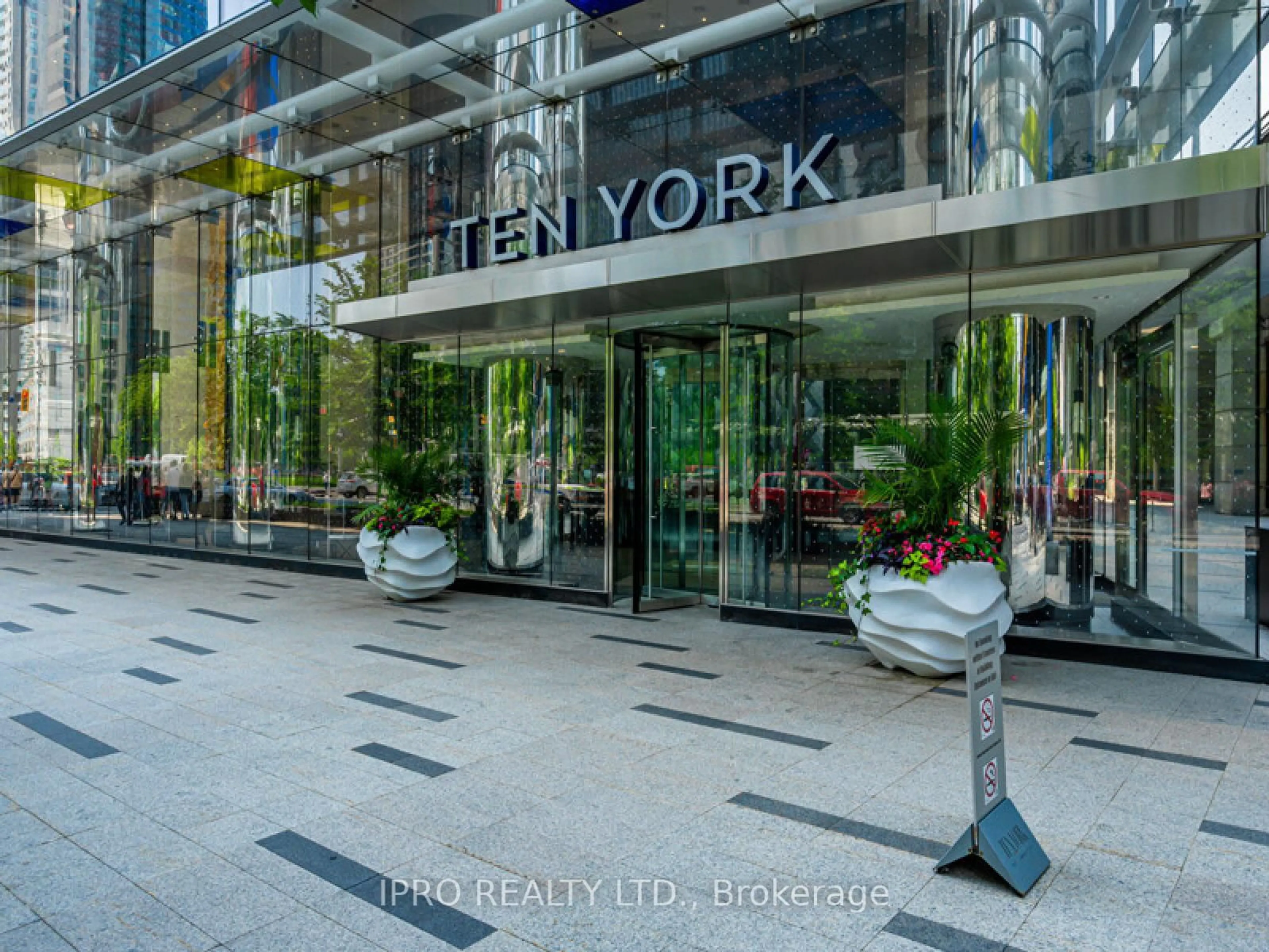 Indoor foyer for 10 York St #6102, Toronto Ontario M5J 0E1