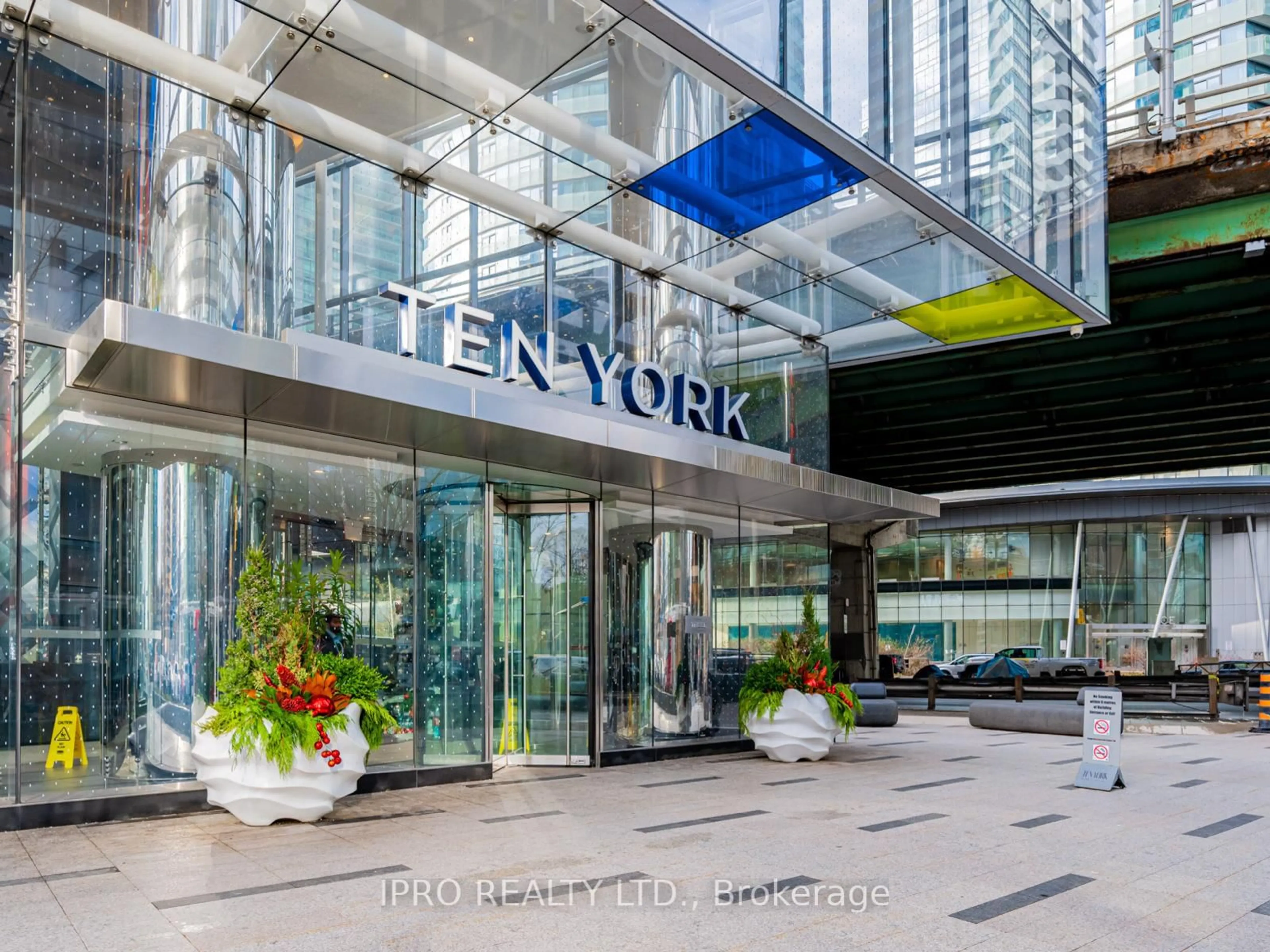 Indoor foyer for 10 York St #6102, Toronto Ontario M5J 0E1