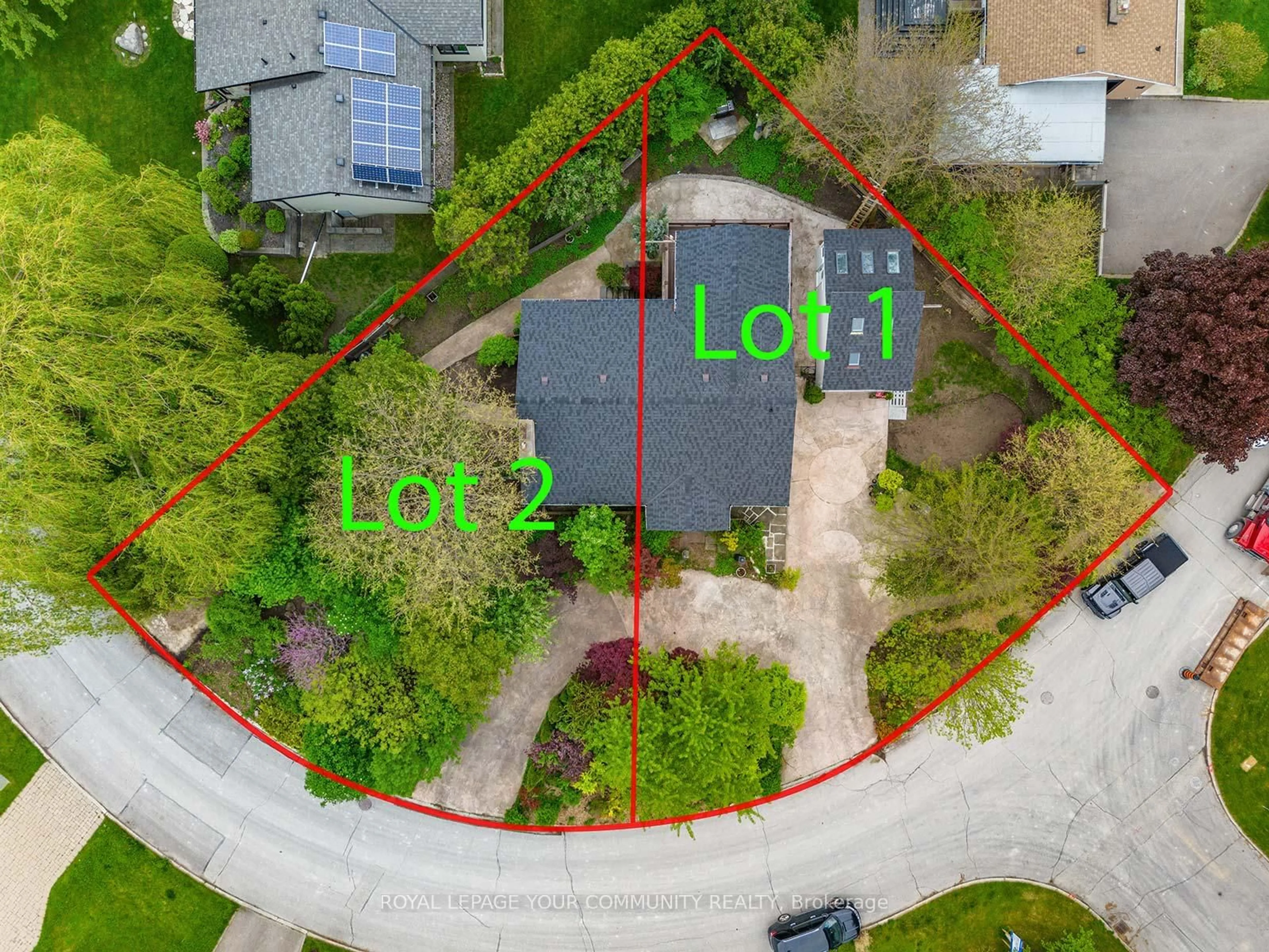 A pic from outside/outdoor area/front of a property/back of a property/a pic from drone, street for 21 Yewfield Cres, Toronto Ontario M3B 2Y4
