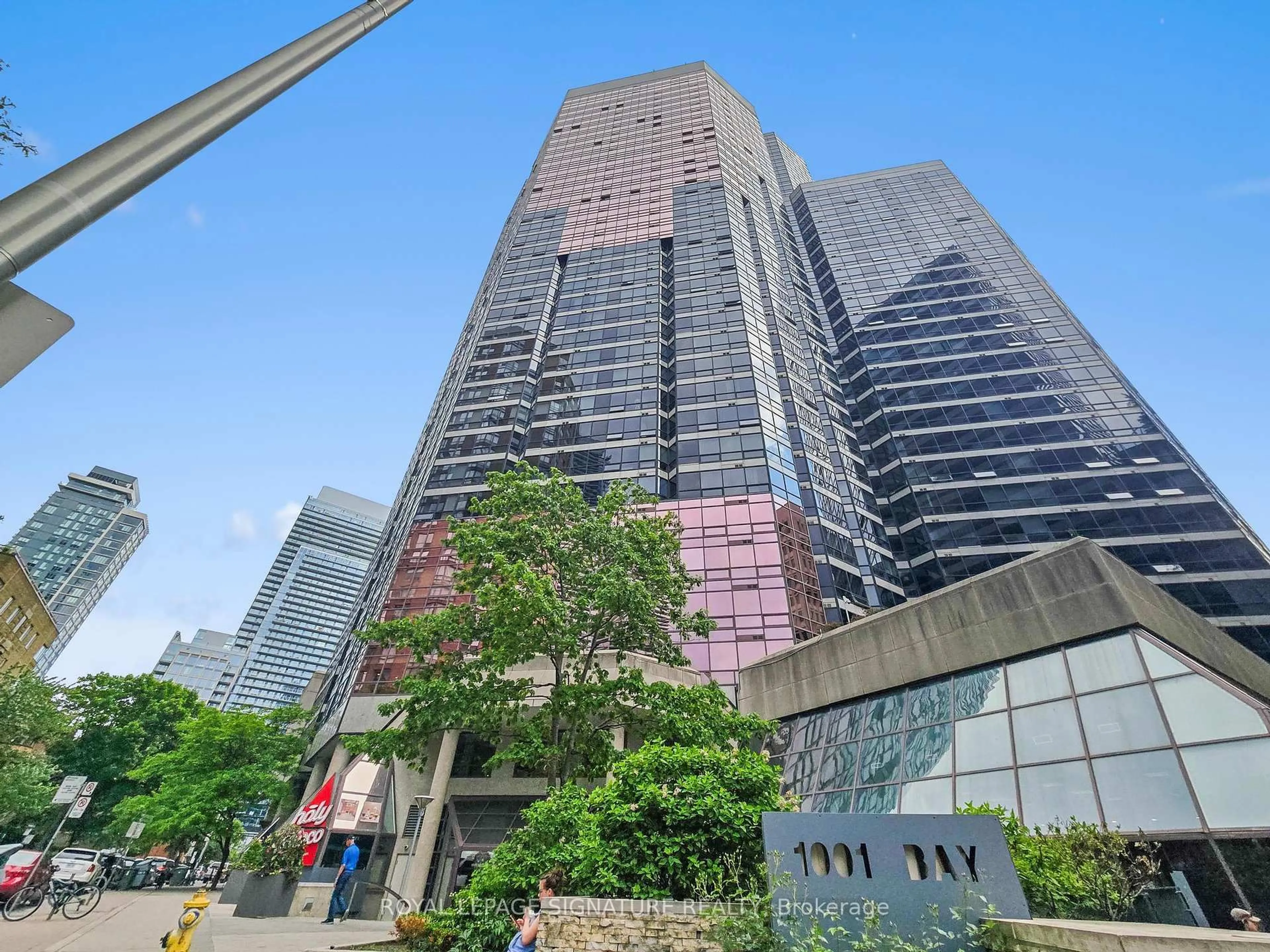 Indoor foyer for 1001 Bay St #403, Toronto Ontario M5S 3A6