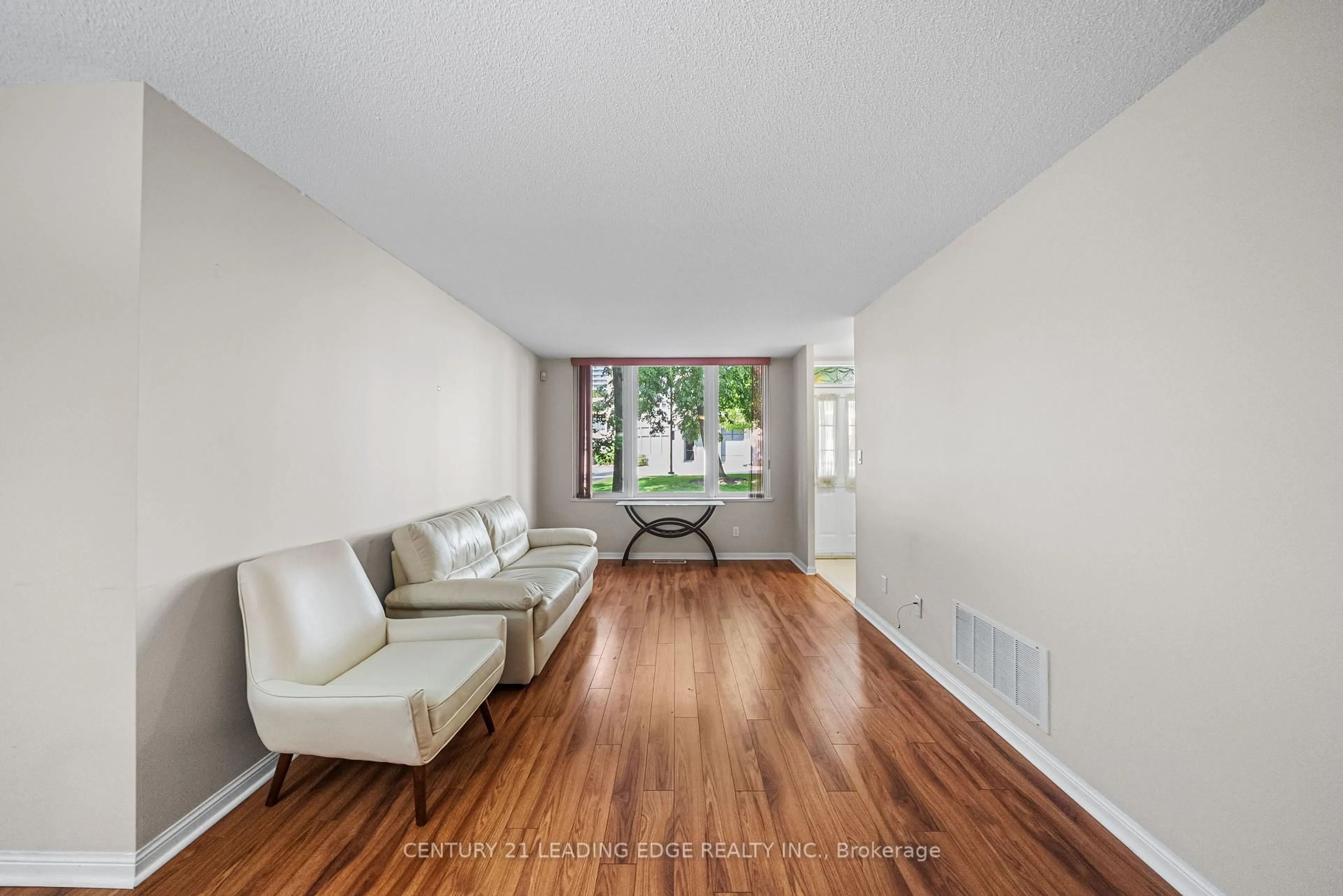 Living room with furniture, wood/laminate floor for 101 Grandview Way, Toronto Ontario M2N 6V2