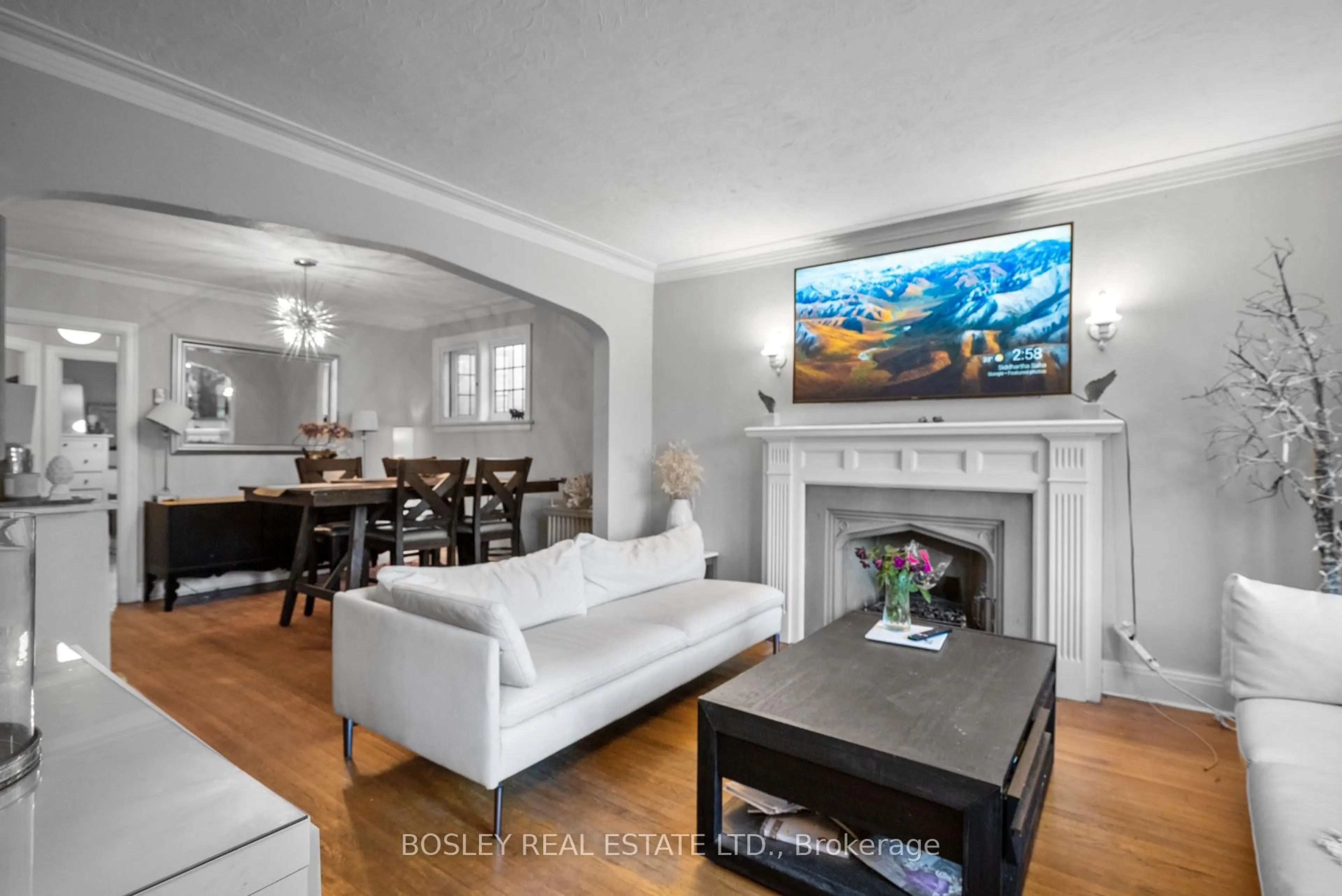 Living room with furniture, unknown for 355 Roehampton Ave, Toronto Ontario M4P 1S3