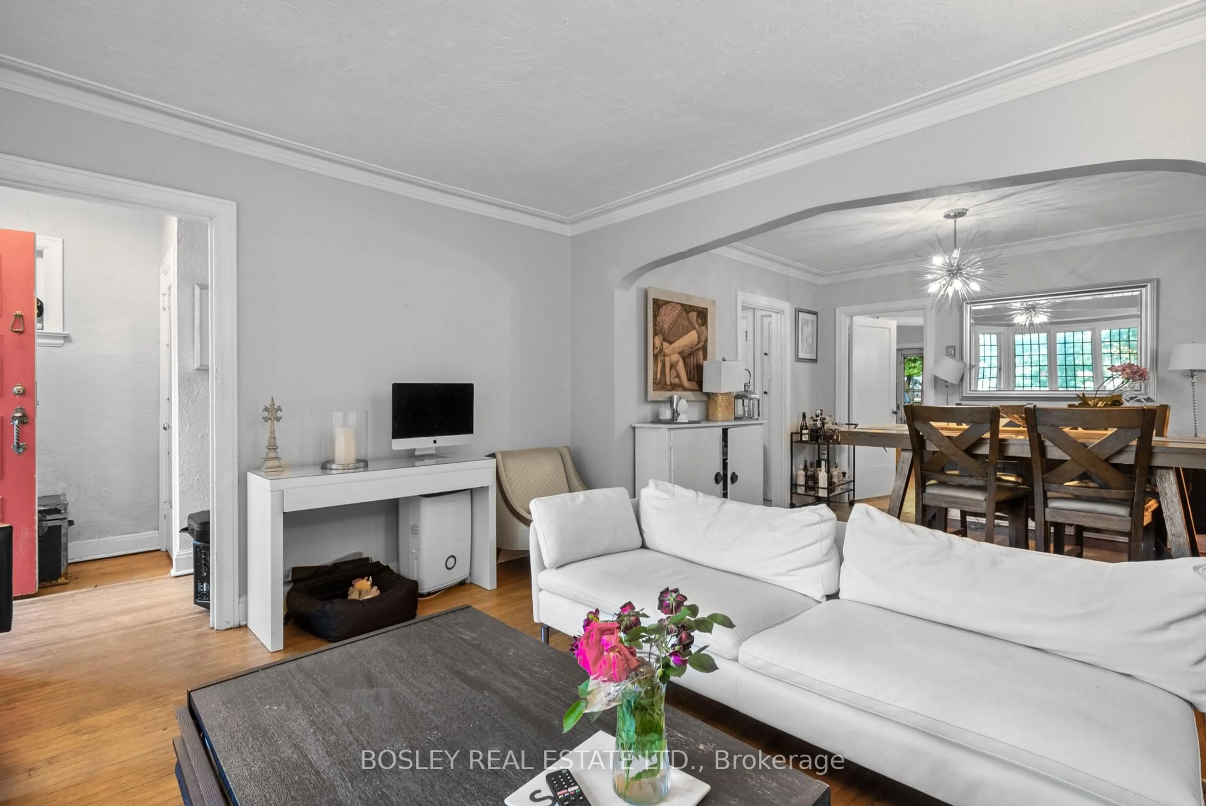 Living room with furniture, unknown for 355 Roehampton Ave, Toronto Ontario M4P 1S3