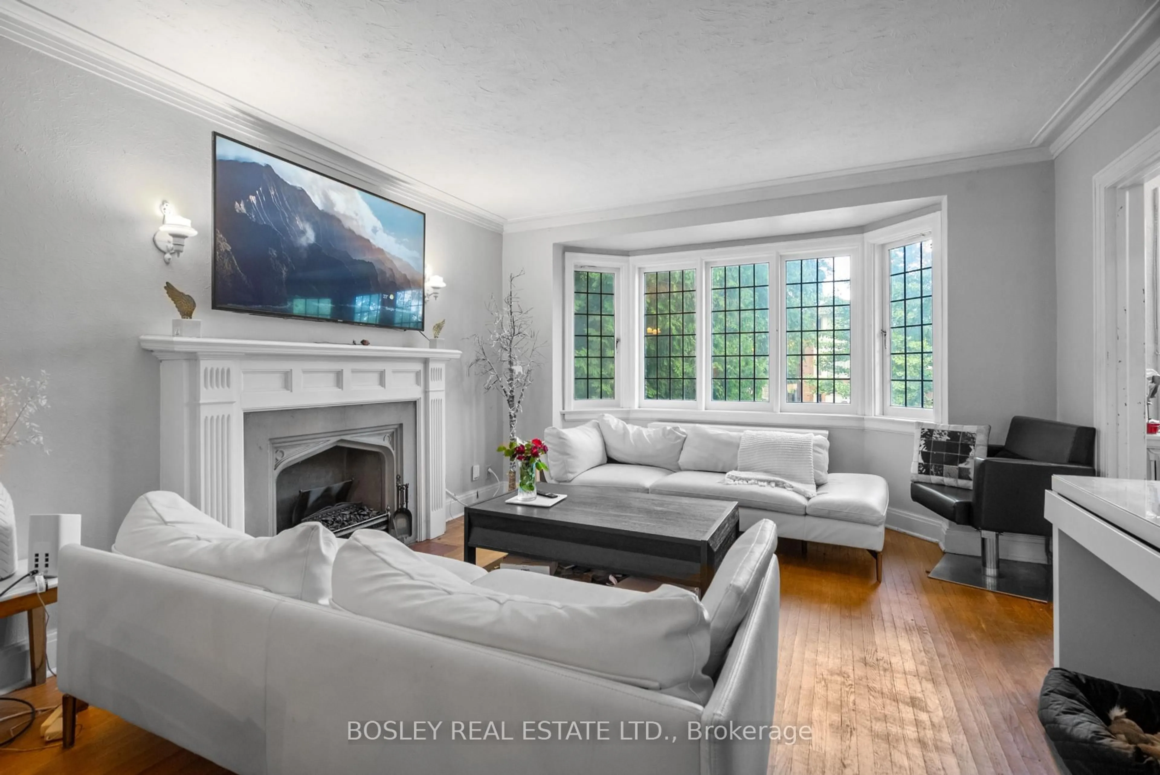Living room with furniture, unknown for 355 Roehampton Ave, Toronto Ontario M4P 1S3
