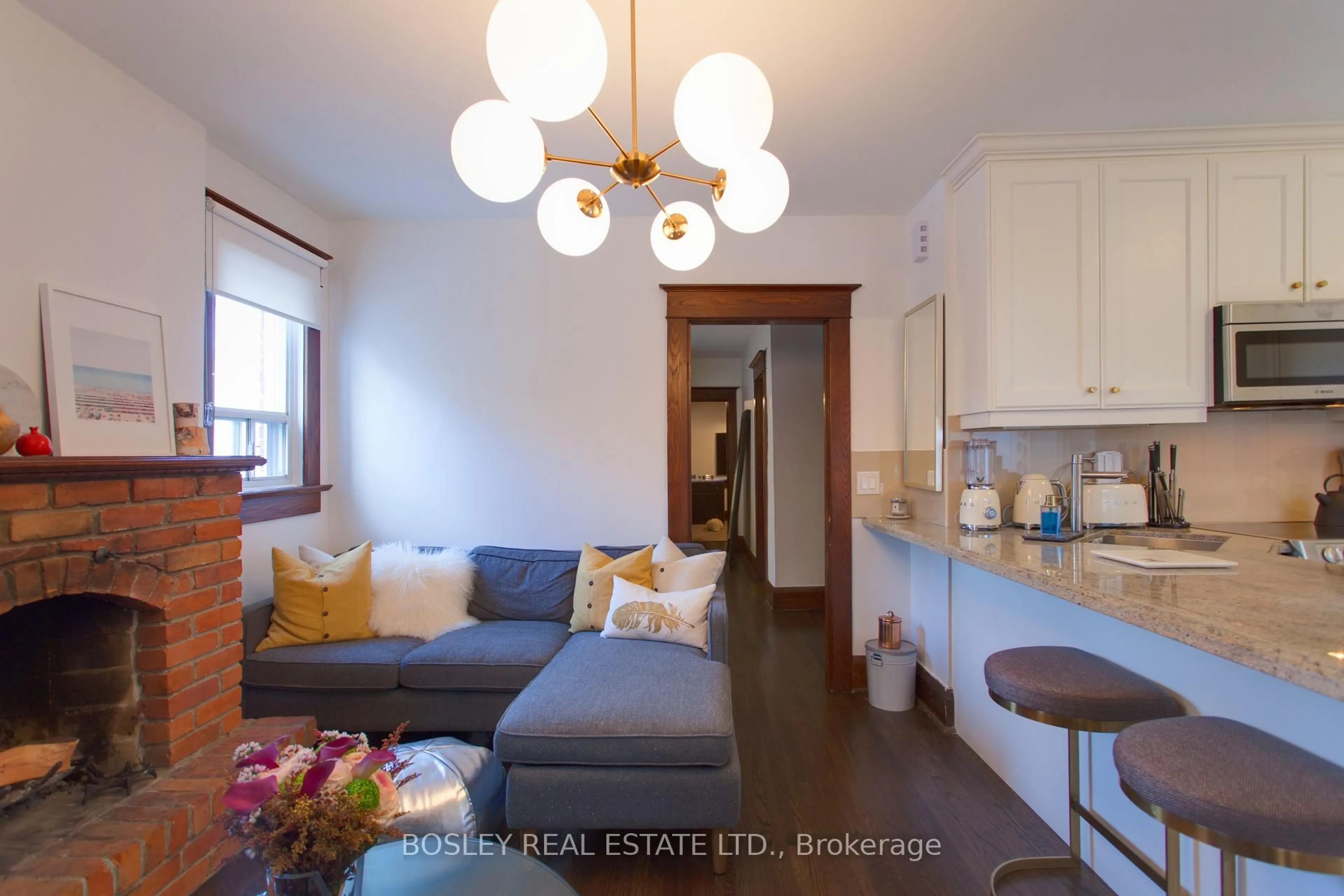 Living room with furniture, wood/laminate floor for 357 Roehampton Ave, Toronto Ontario M4P 1S3