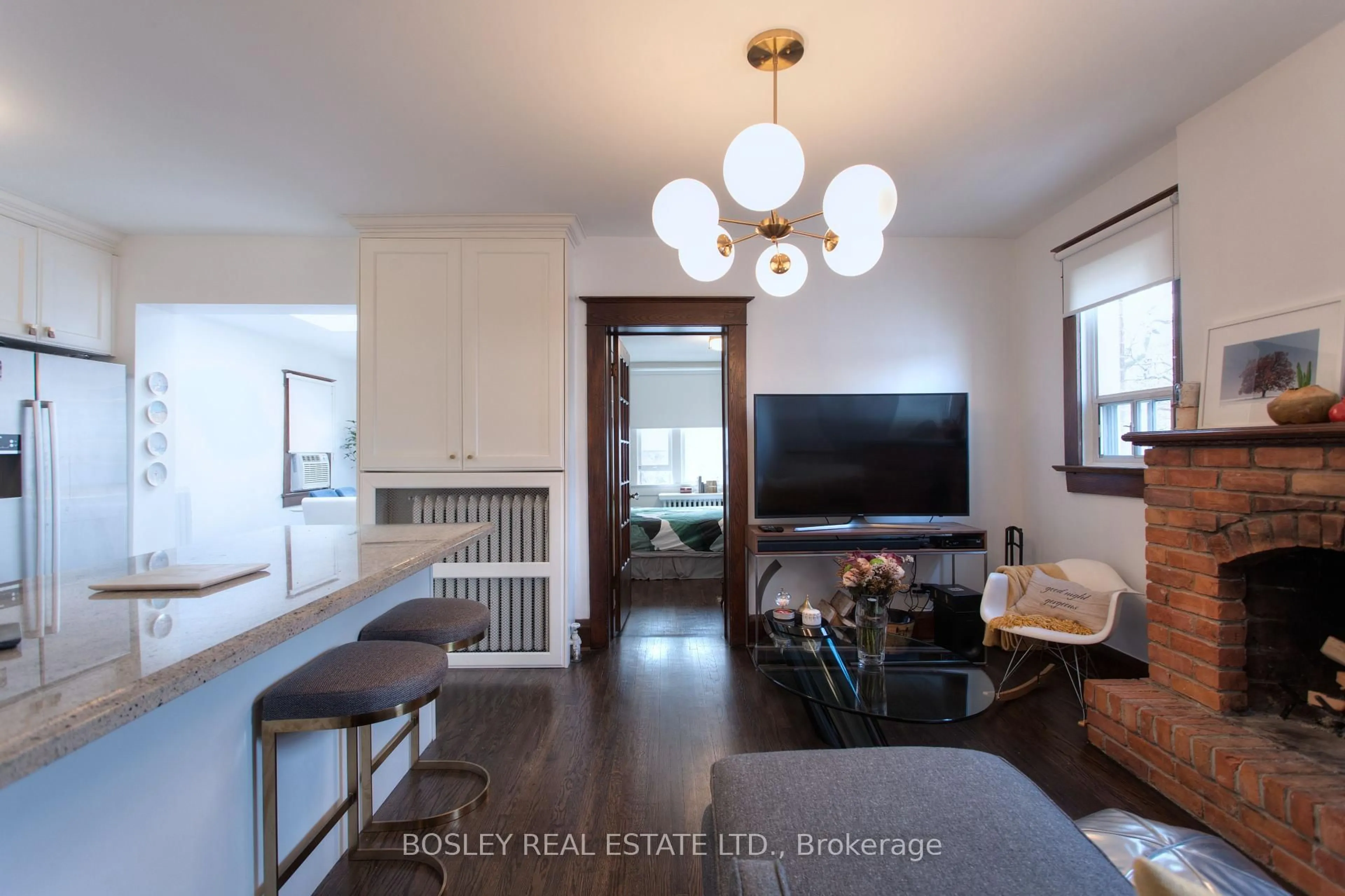 Living room with furniture, wood/laminate floor for 357 Roehampton Ave, Toronto Ontario M4P 1S3