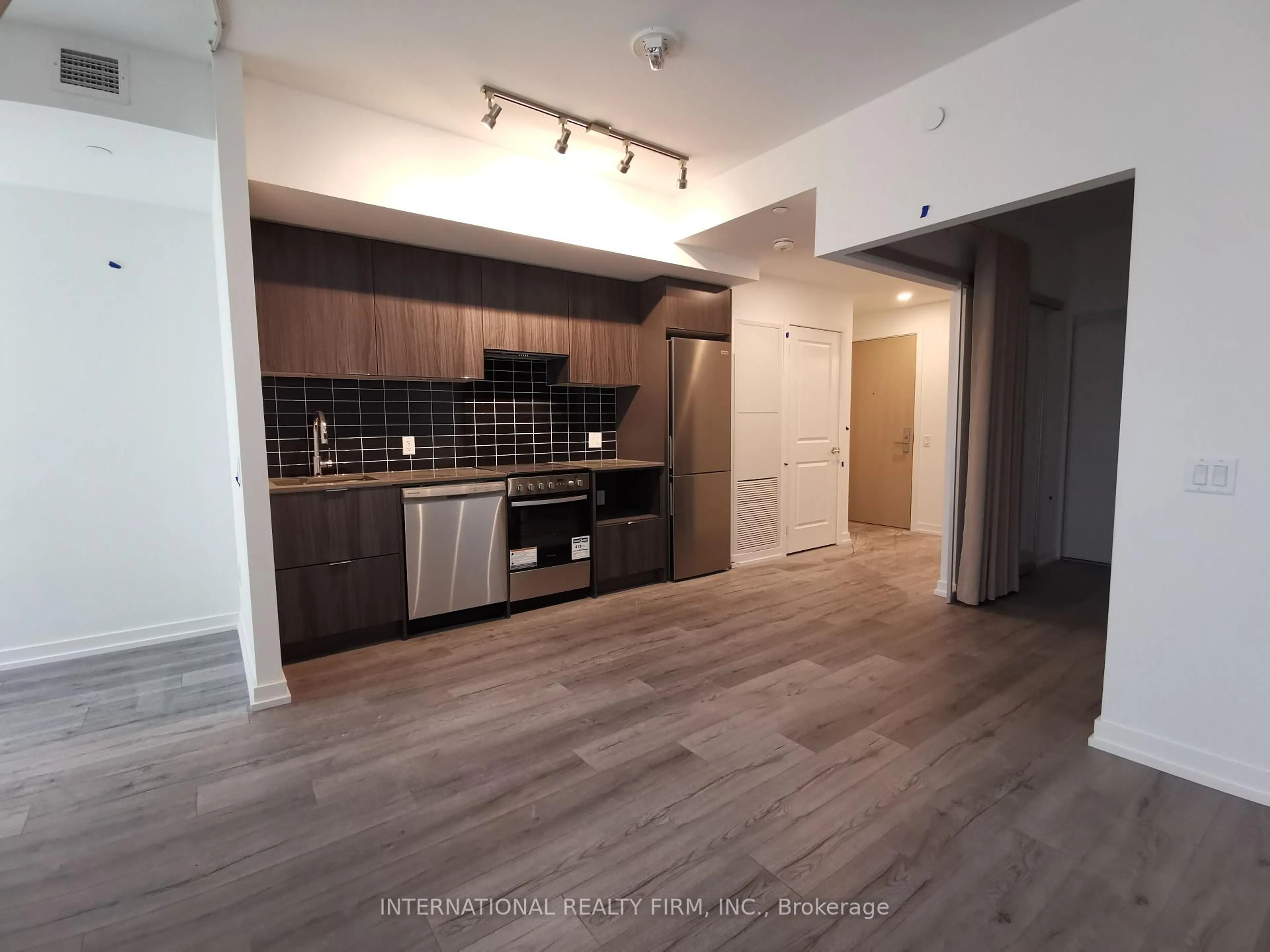 Open concept kitchen, wood/laminate floor for 395 Bloor St #5101, Toronto Ontario M4W 0B4
