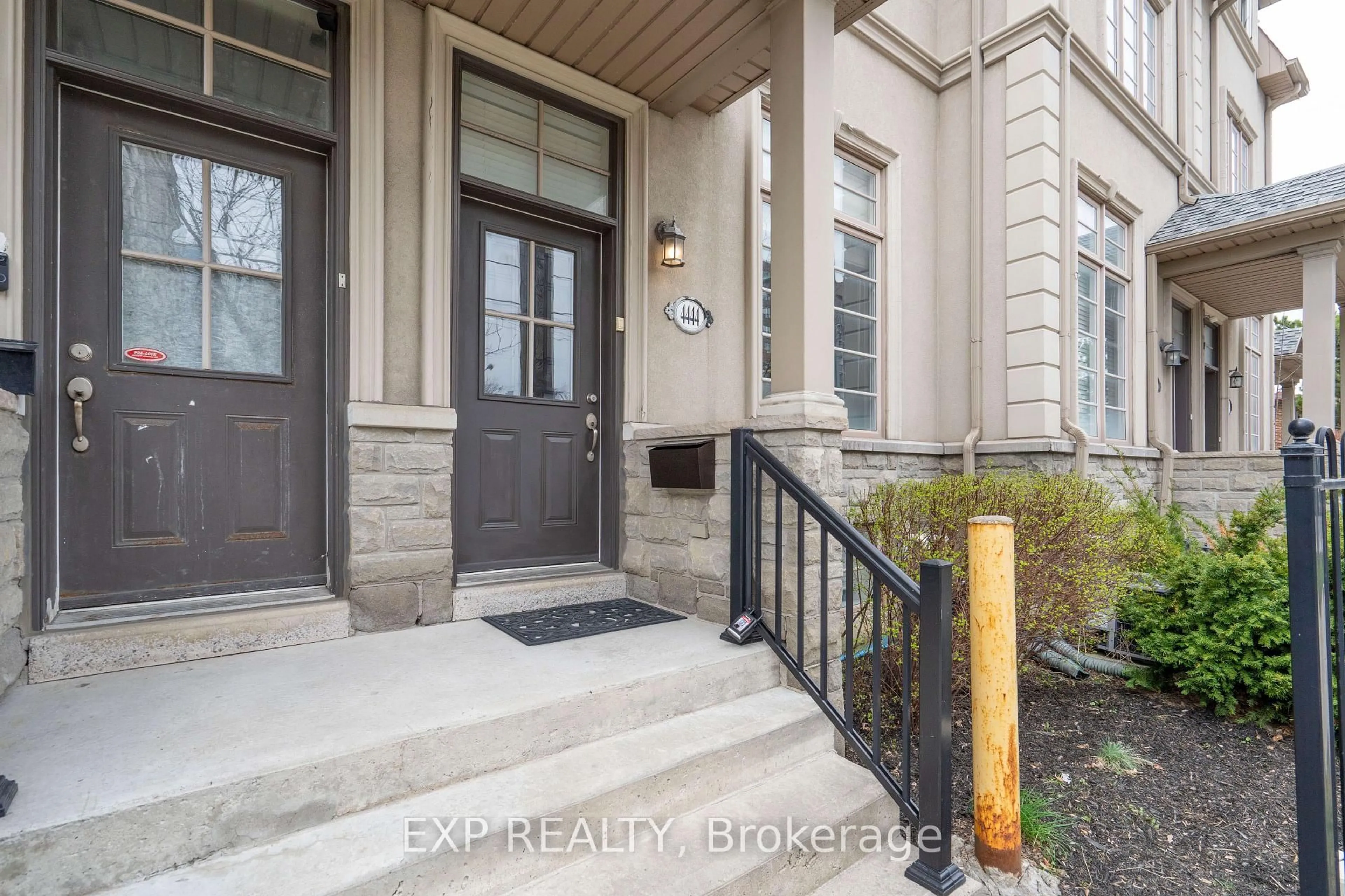 Indoor entryway for 4444 Bathurst St, Toronto Ontario M3H 3S2
