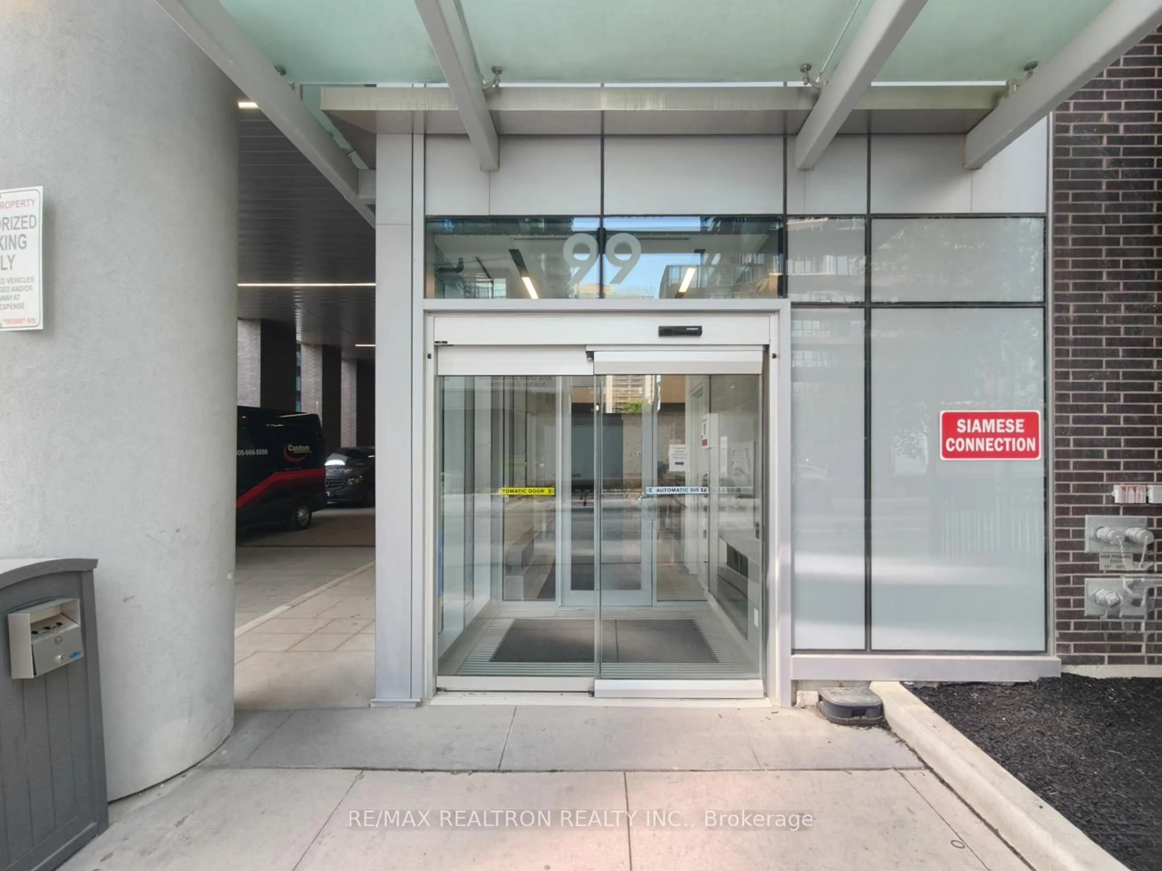 Indoor foyer for 99 Broadway Ave #2604 Nt, Toronto Ontario M4P 1V2