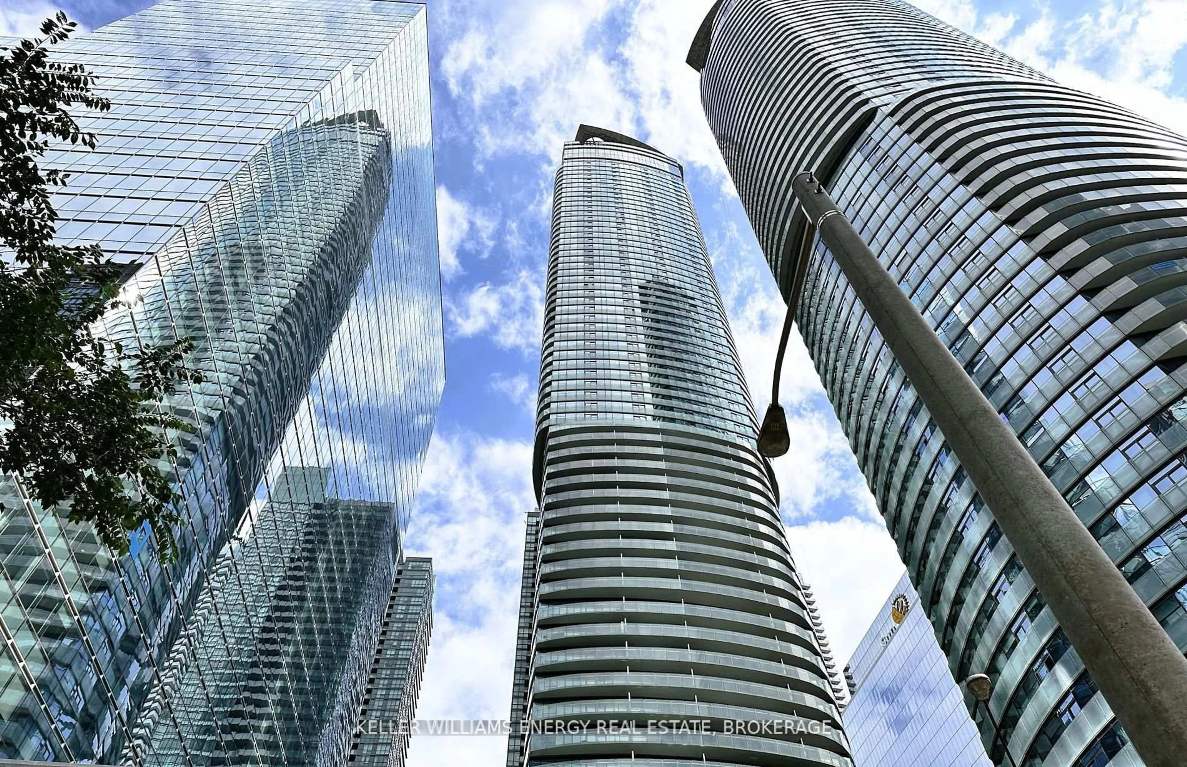 Blurry image for 12 York St #1409, Toronto Ontario M5J 0A9