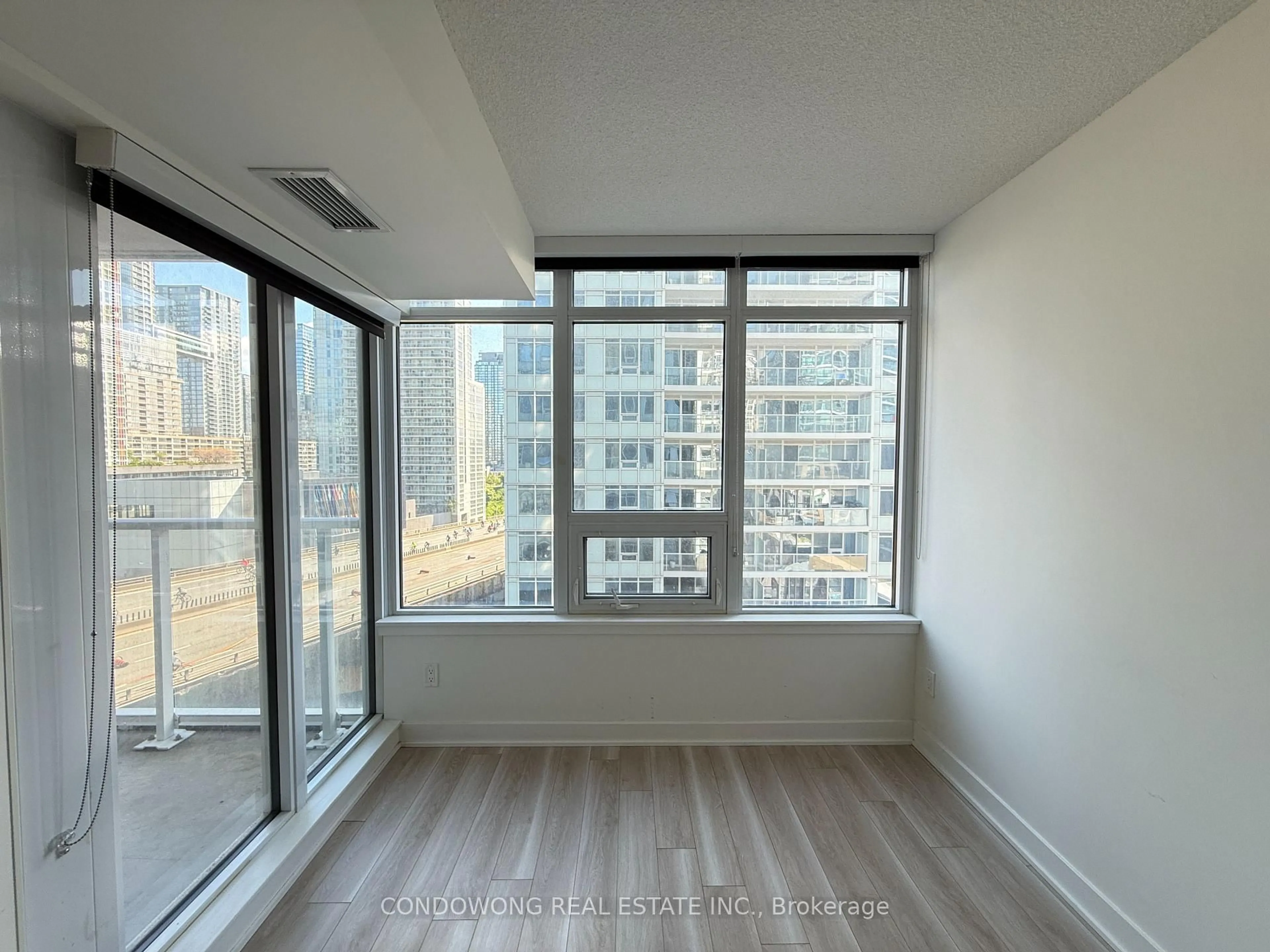 A pic of a room for 19 Bathurst St #1010, Toronto Ontario M5V 0N2