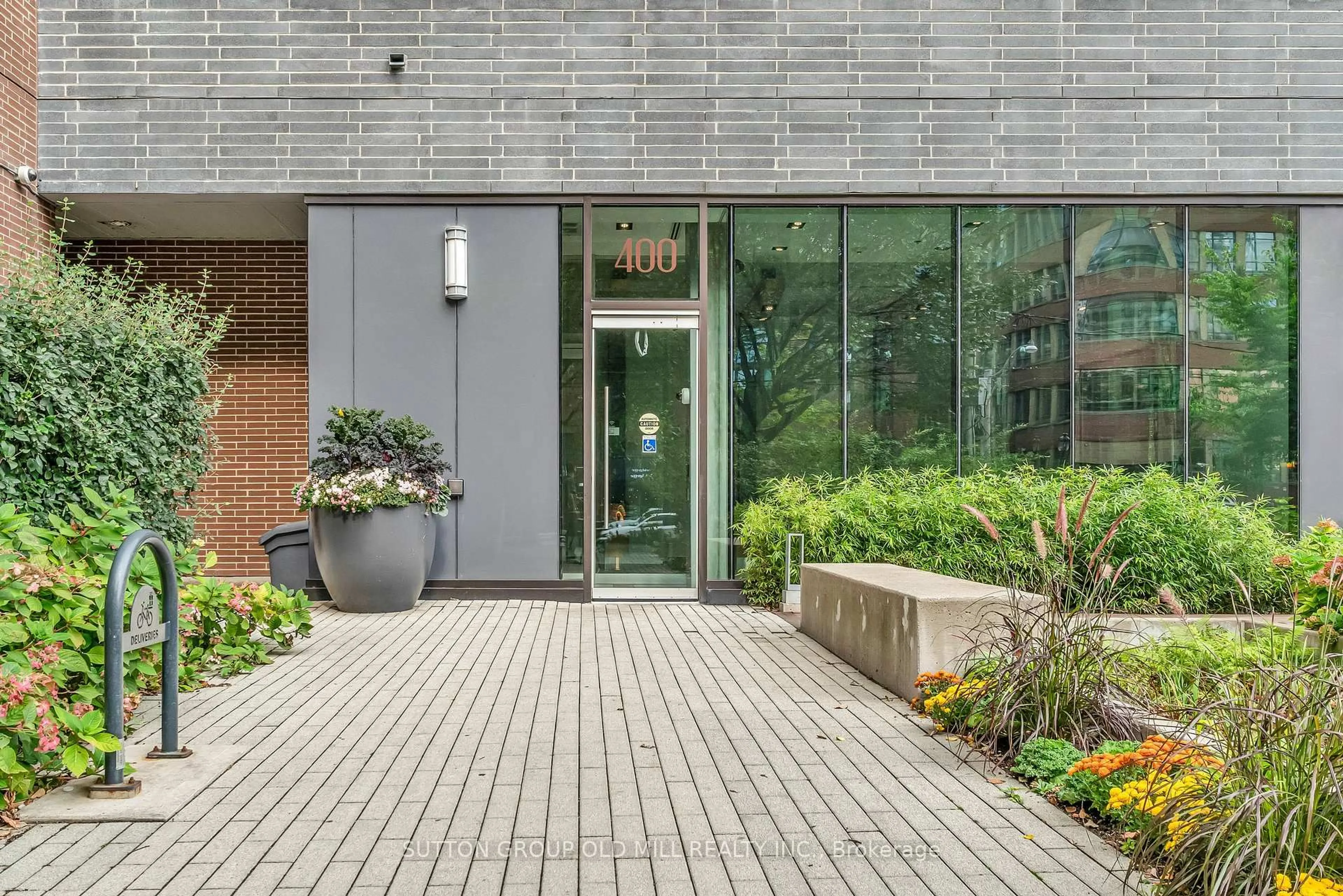 Unknown for 400 Wellington St #807, Toronto Ontario M5J 2N7