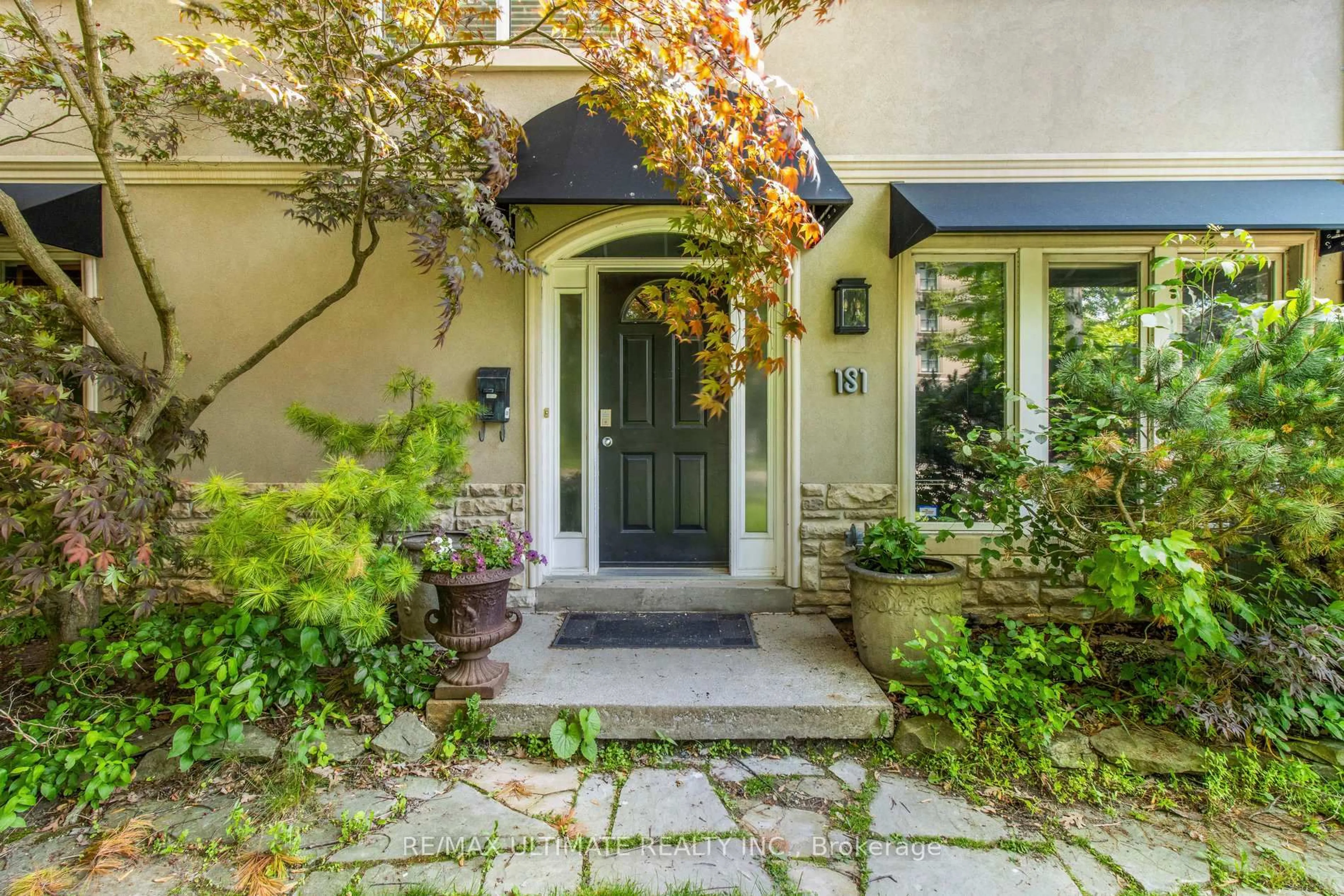 Indoor entryway for 181 Bayview Heights Dr, Toronto Ontario M4G 2Z1