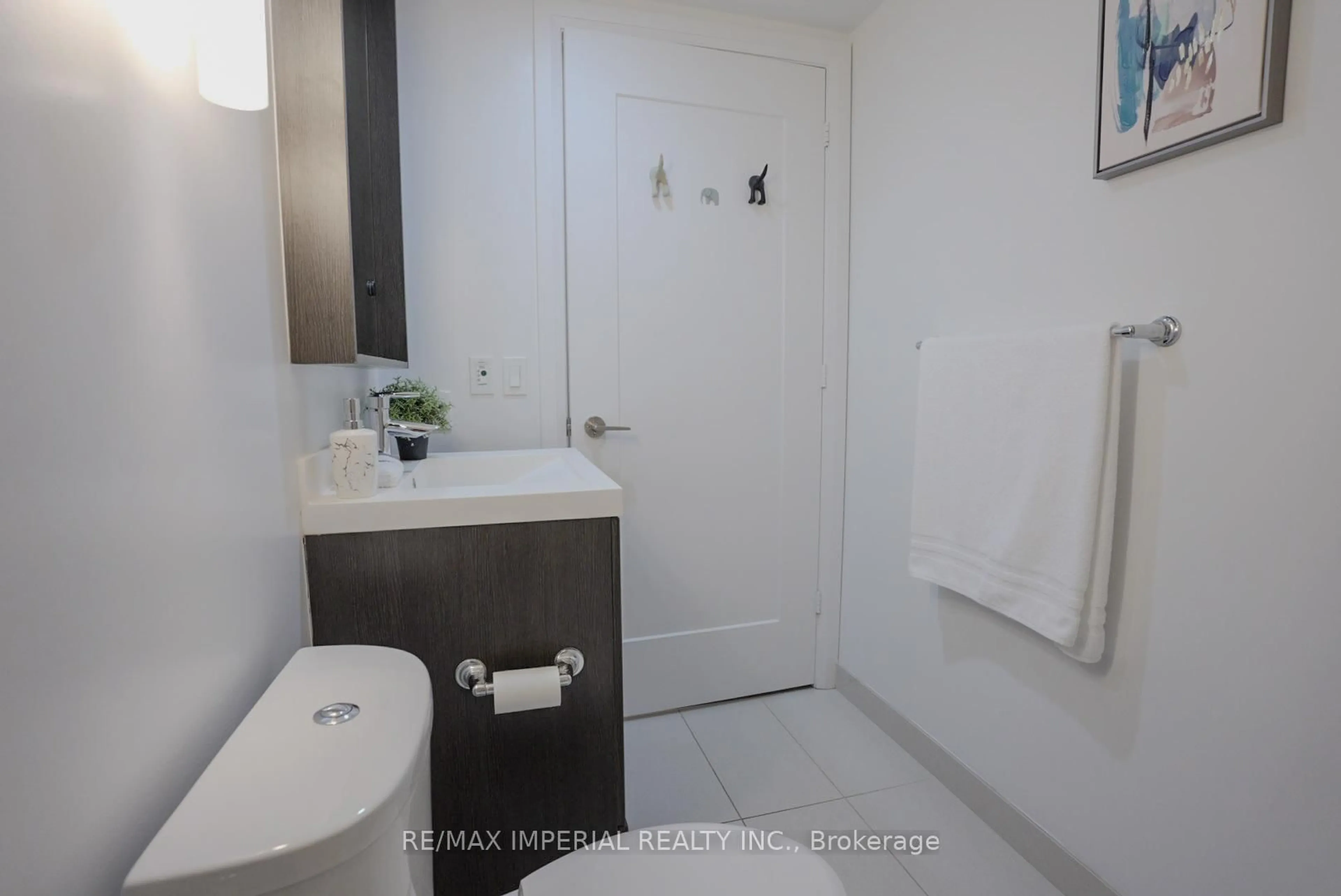 Standard bathroom, ceramic/tile floor for 18 Graydon Hall Dr #2303, Toronto Ontario M3A 2Z9