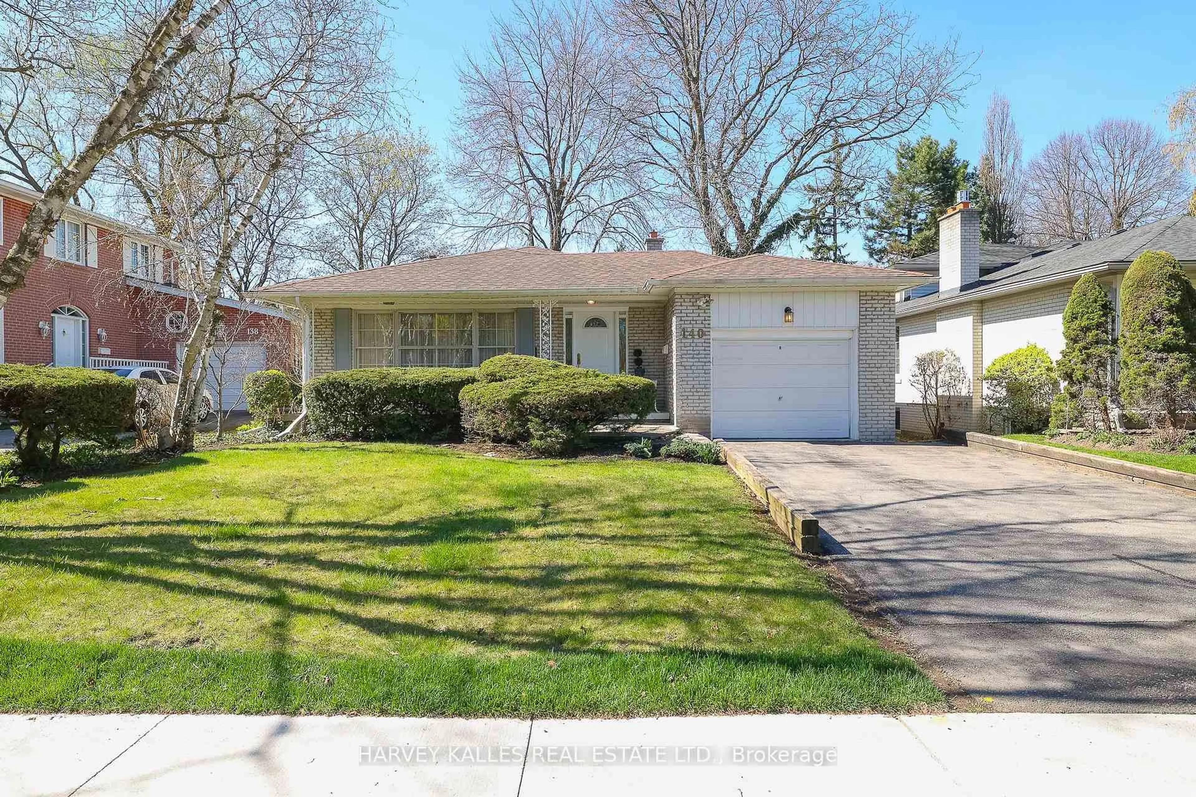 Home with vinyl exterior material, street for 140 Fenn Ave, Toronto Ontario M2P 1X6