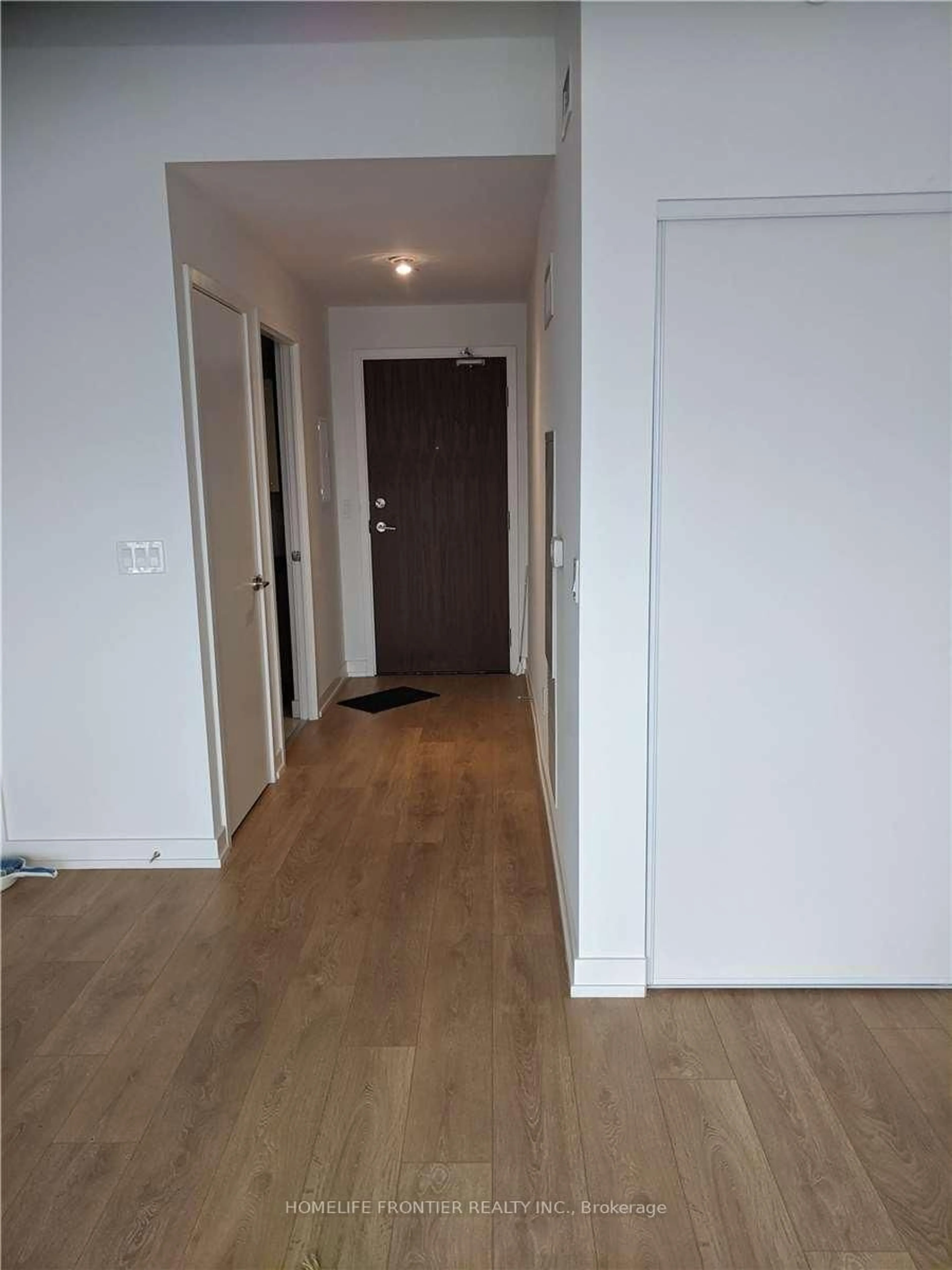 Indoor foyer for 117 McMahon Dr #2001, Toronto Ontario M2K 0E4