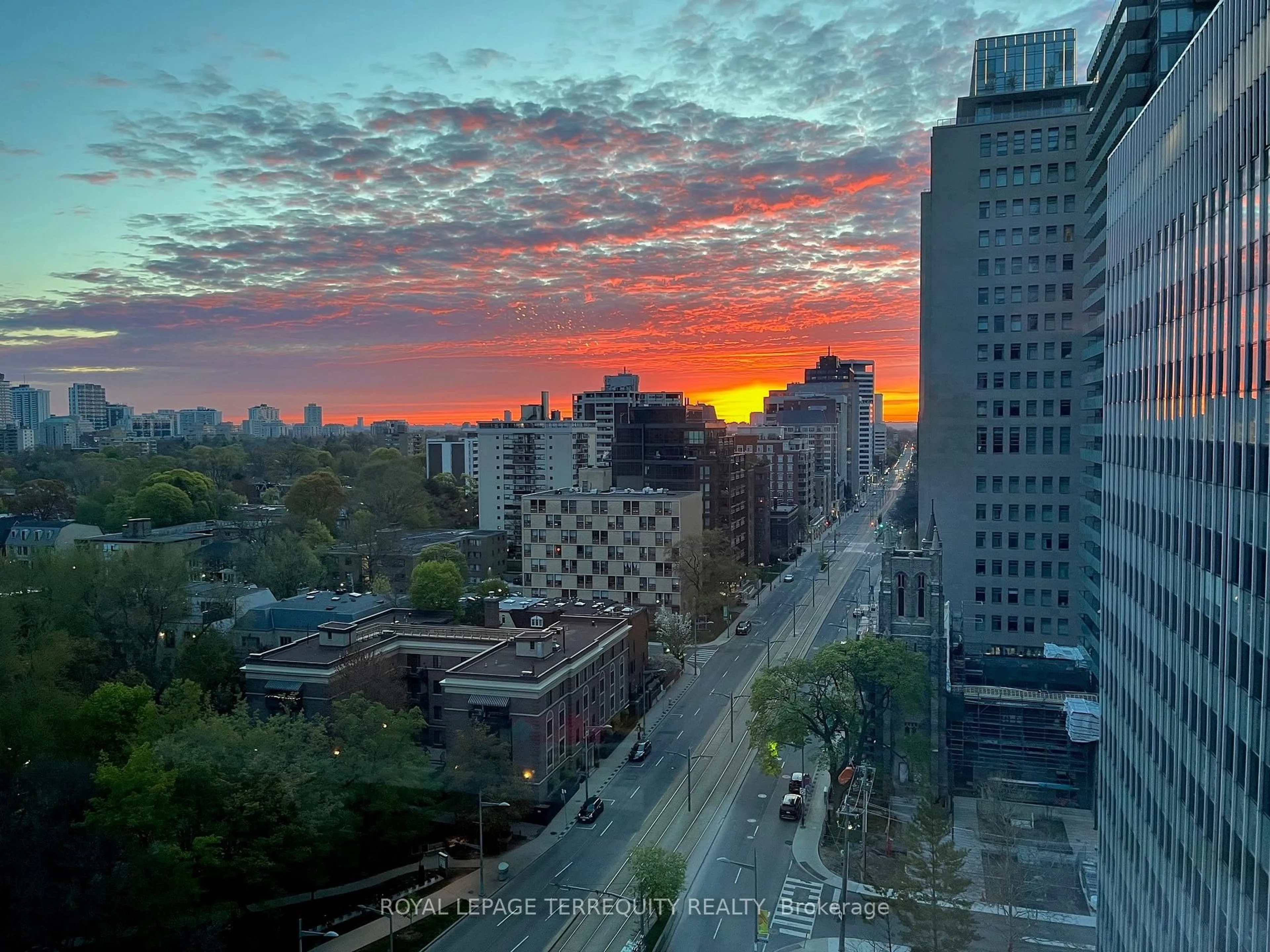 Blurry image for 155 St Clair Ave #1401, Toronto Ontario M4V 0A1