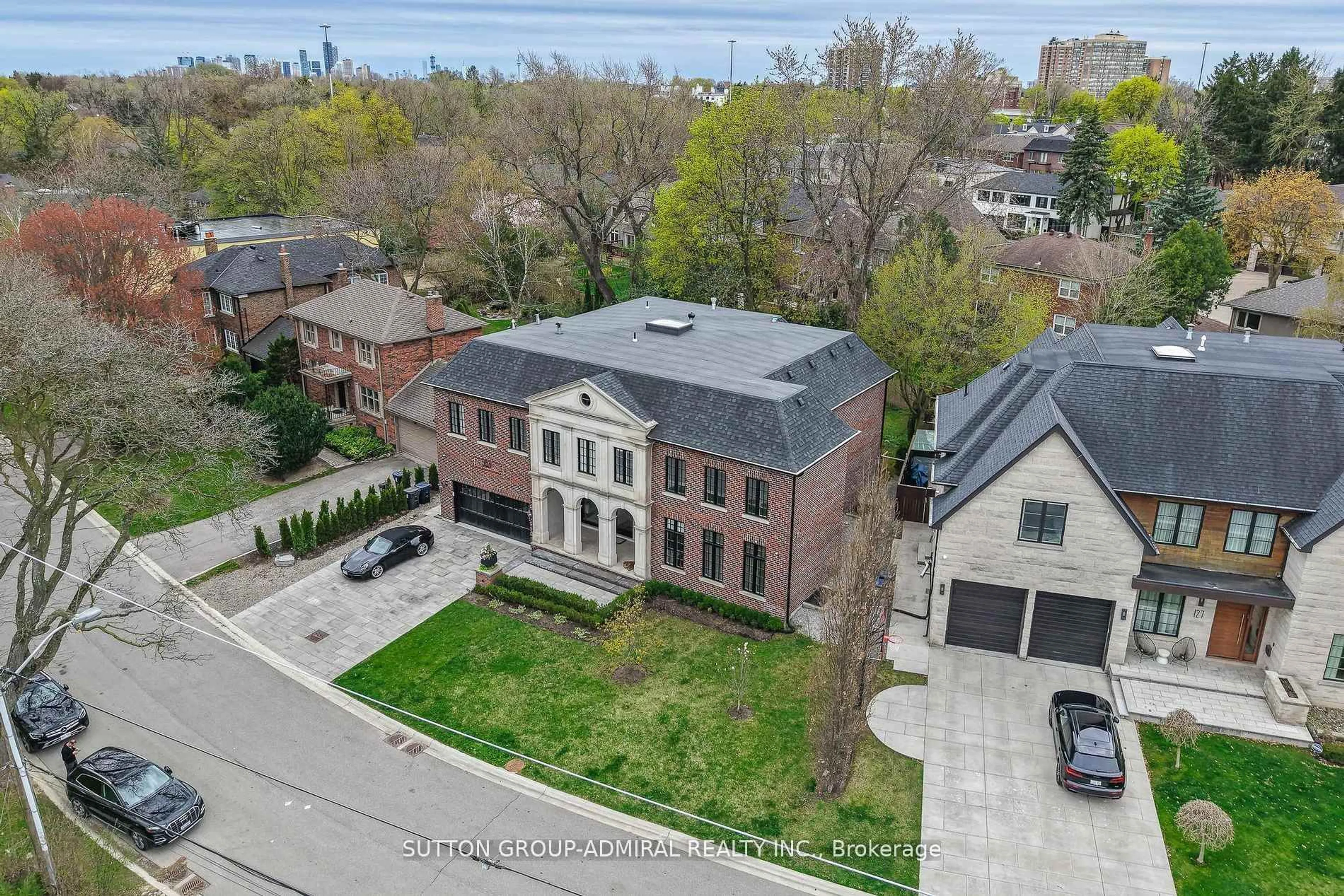 A pic from outside/outdoor area/front of a property/back of a property/a pic from drone, street for 125 Sandringham Dr, Toronto Ontario M3H 1E2