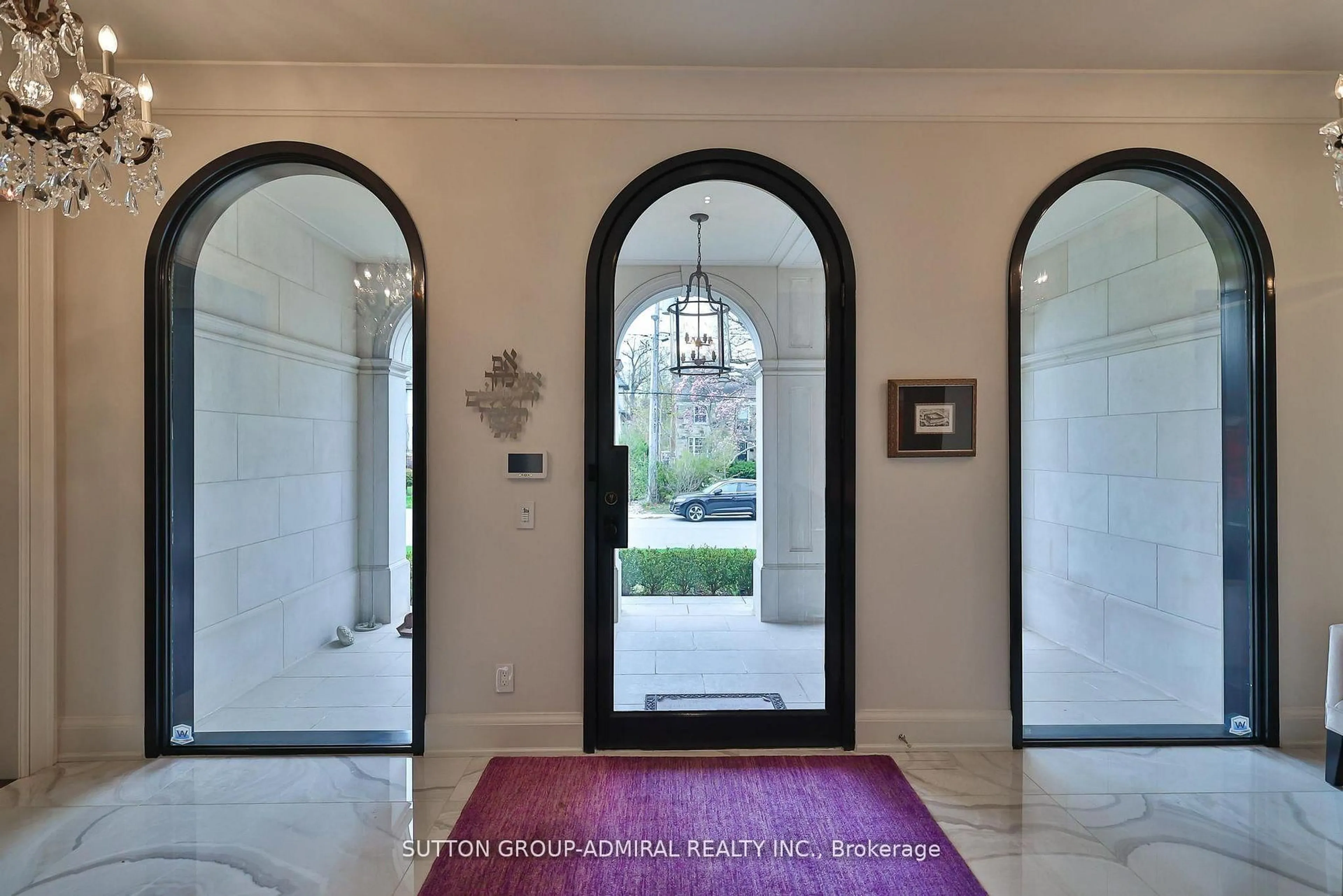 Indoor entryway for 125 Sandringham Dr, Toronto Ontario M3H 1E2