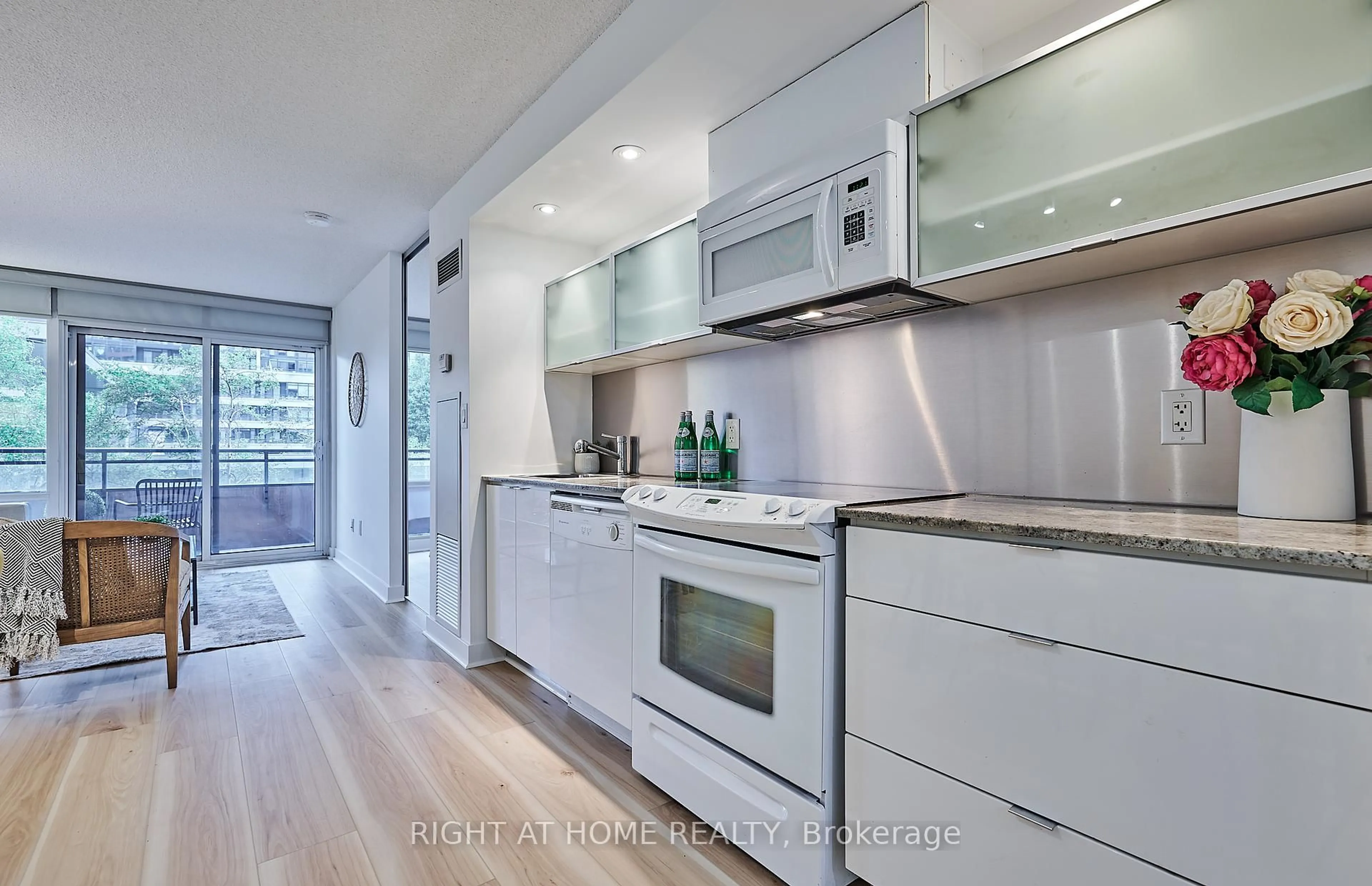 Contemporary kitchen, unknown for 4K Spadina Ave #323, Toronto Ontario M5V 3Y9