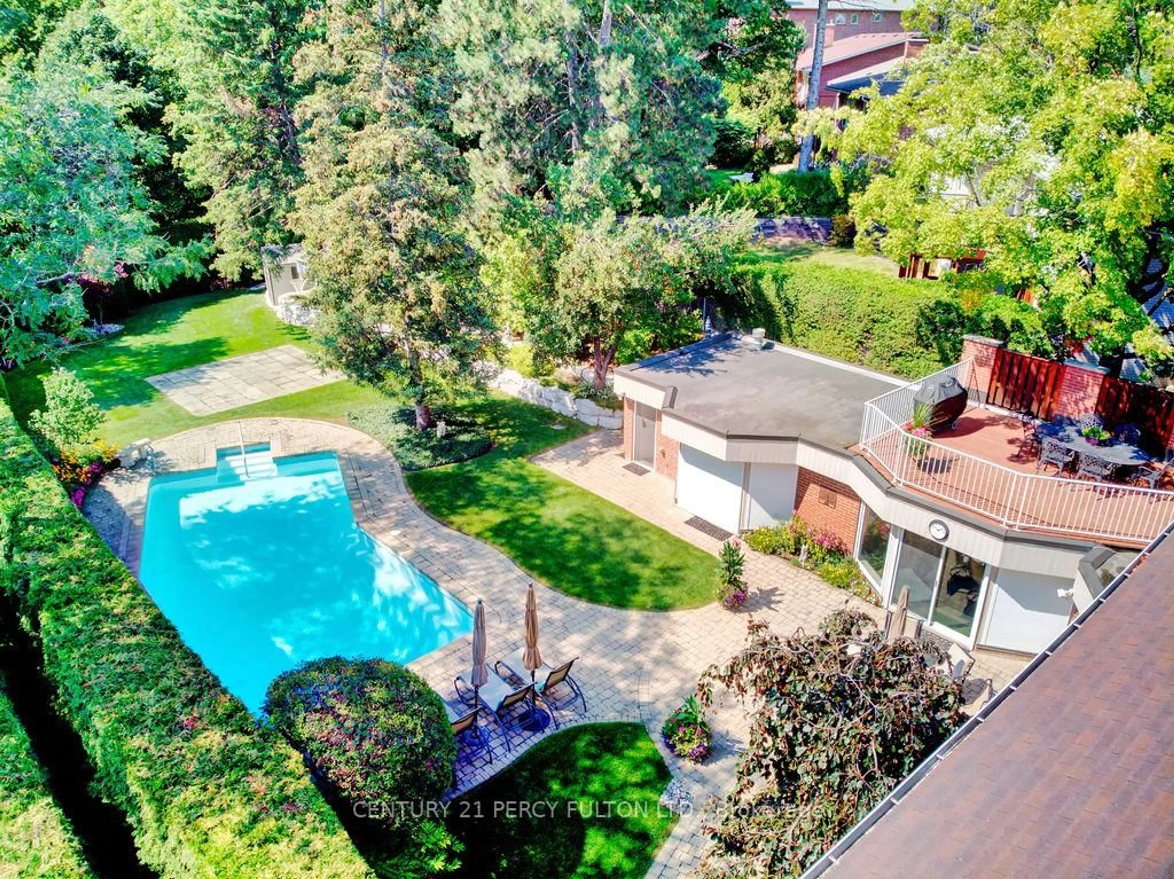 A pic from outside/outdoor area/front of a property/back of a property/a pic from drone, water/lake/river/ocean view for 4 Page Ave, Toronto Ontario M2K 2B2