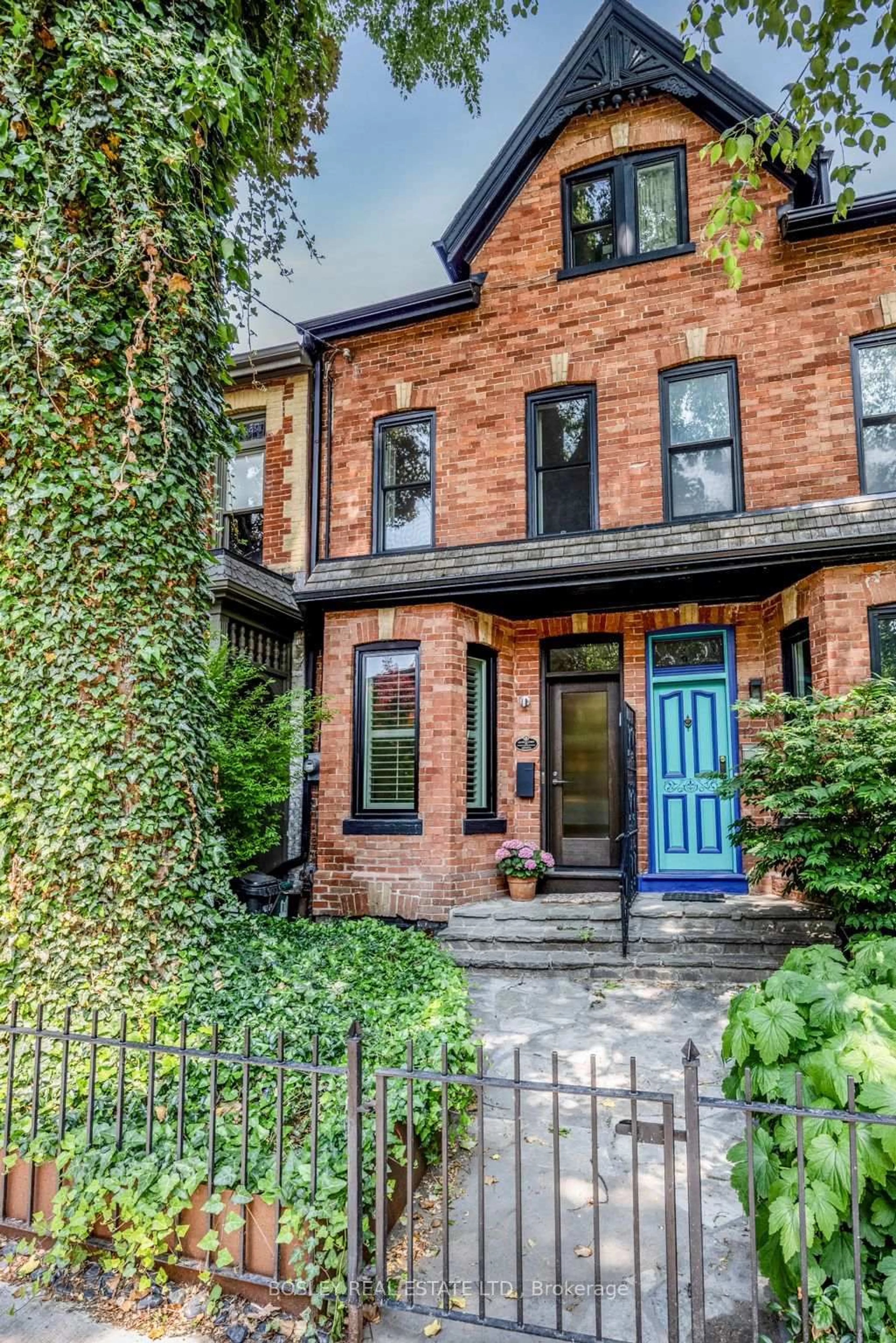 Home with brick exterior material, street for 122 Spruce St, Toronto Ontario M5A 2J5