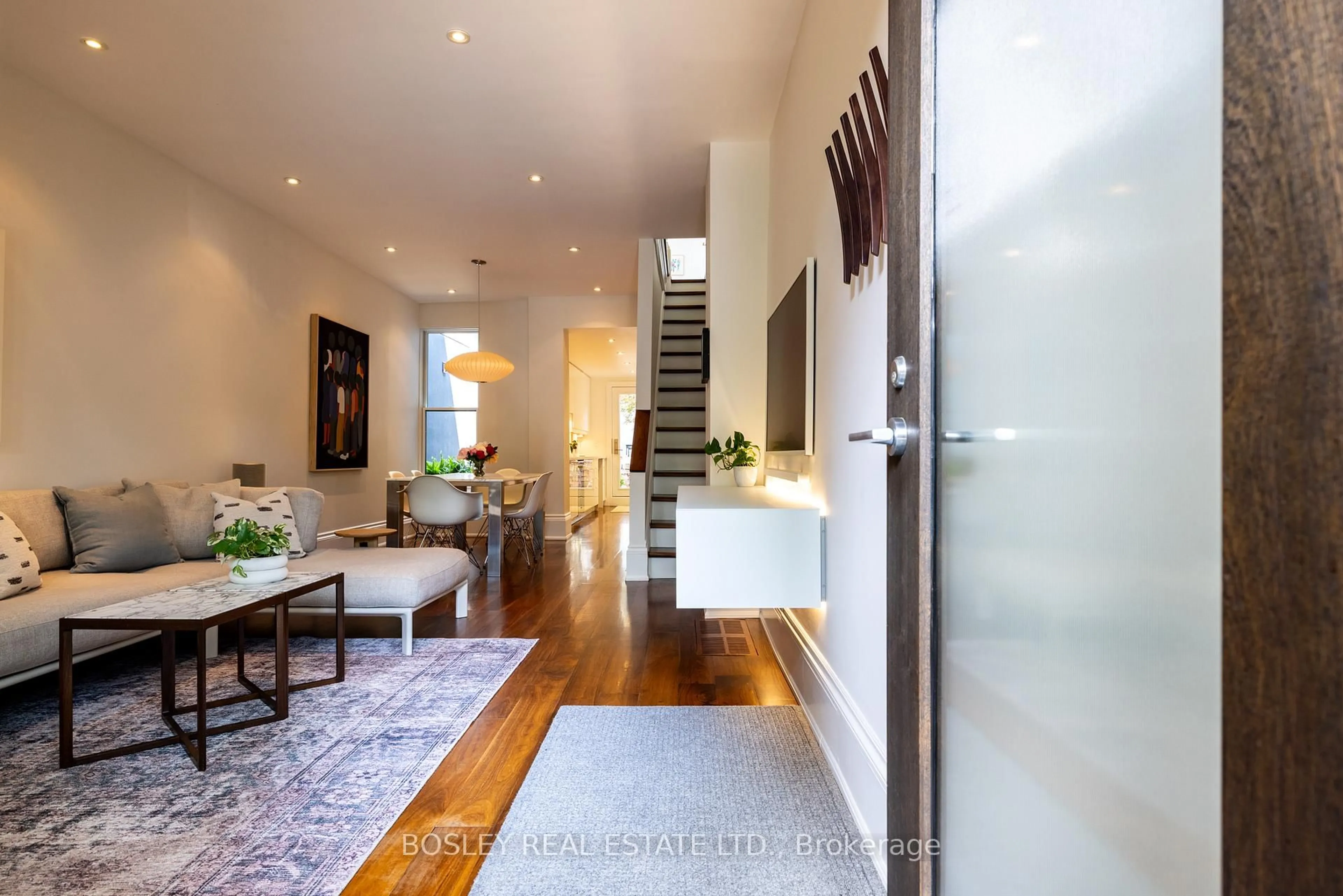 Indoor entryway for 122 Spruce St, Toronto Ontario M5A 2J5