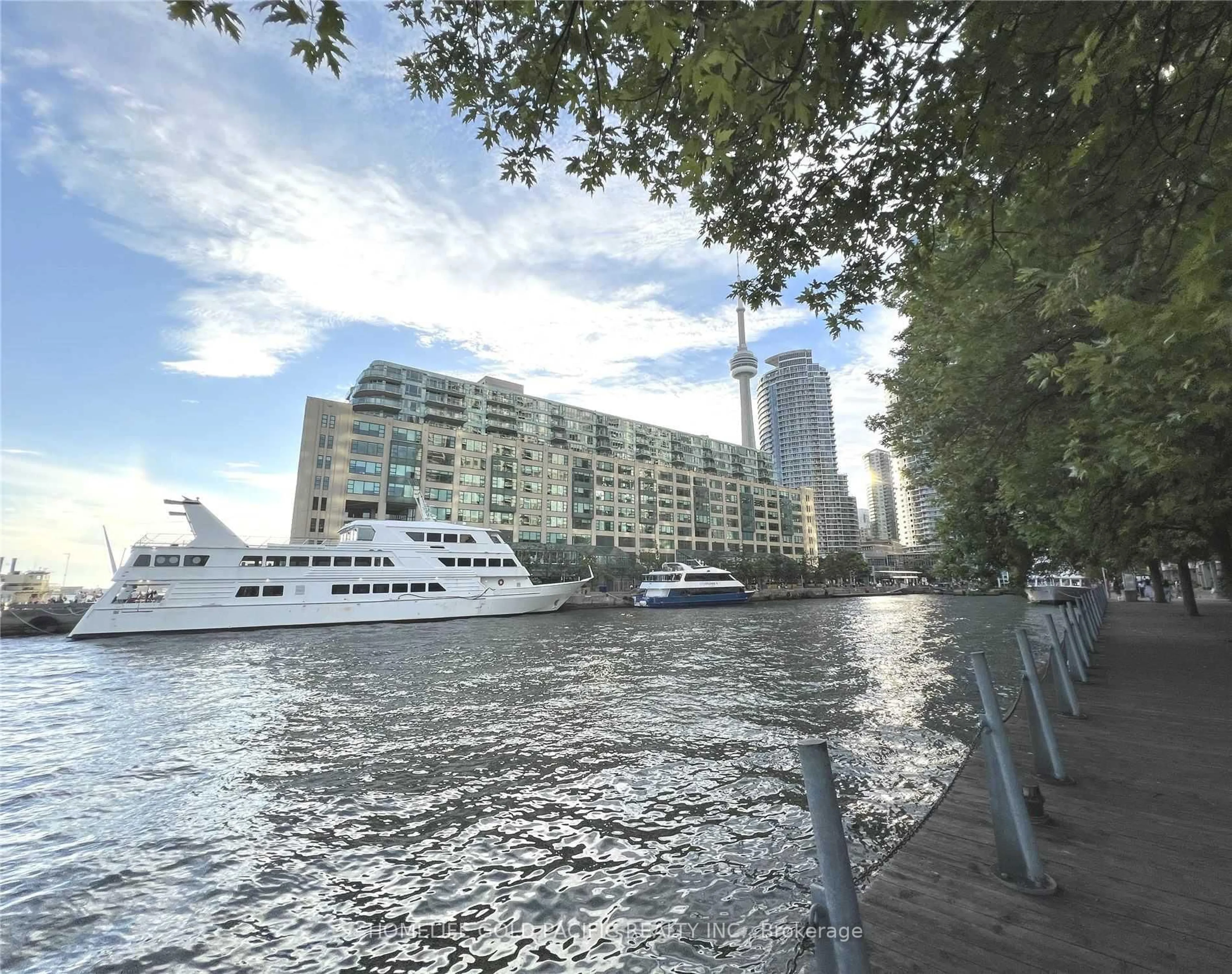 Blurry image for 77 Harbour Sq #3702, Toronto Ontario M5J 2S2