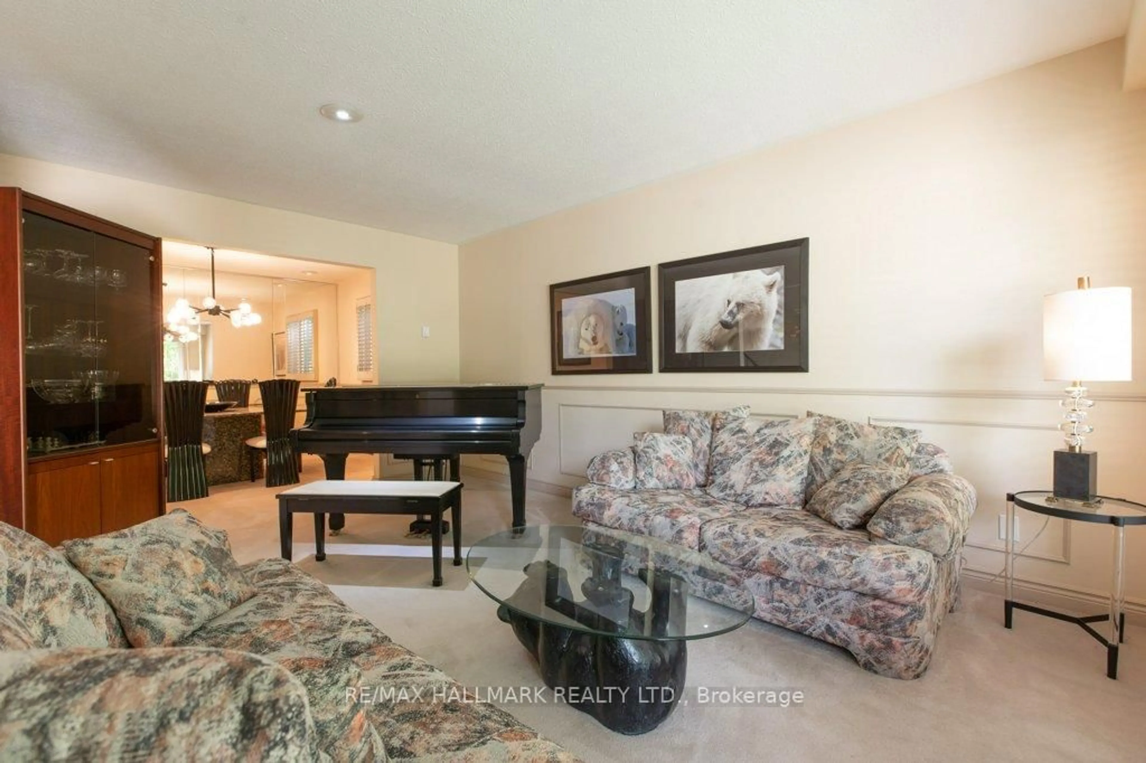 Living room with furniture, unknown for 6 Tumbleweed Rd, Toronto Ontario M2J 2N3