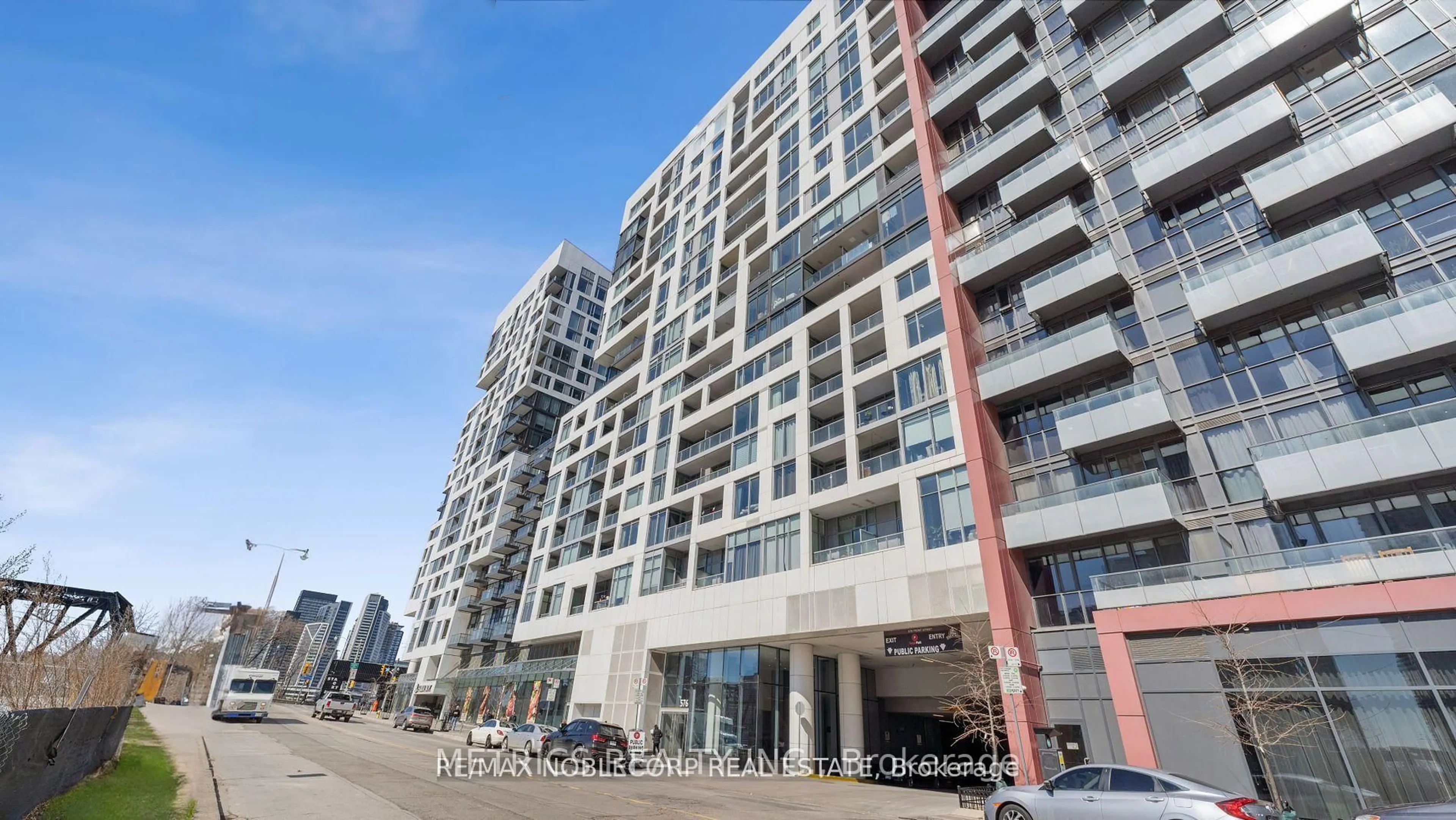 Indoor foyer for 576 Front St #919, Toronto Ontario M5V 1C1