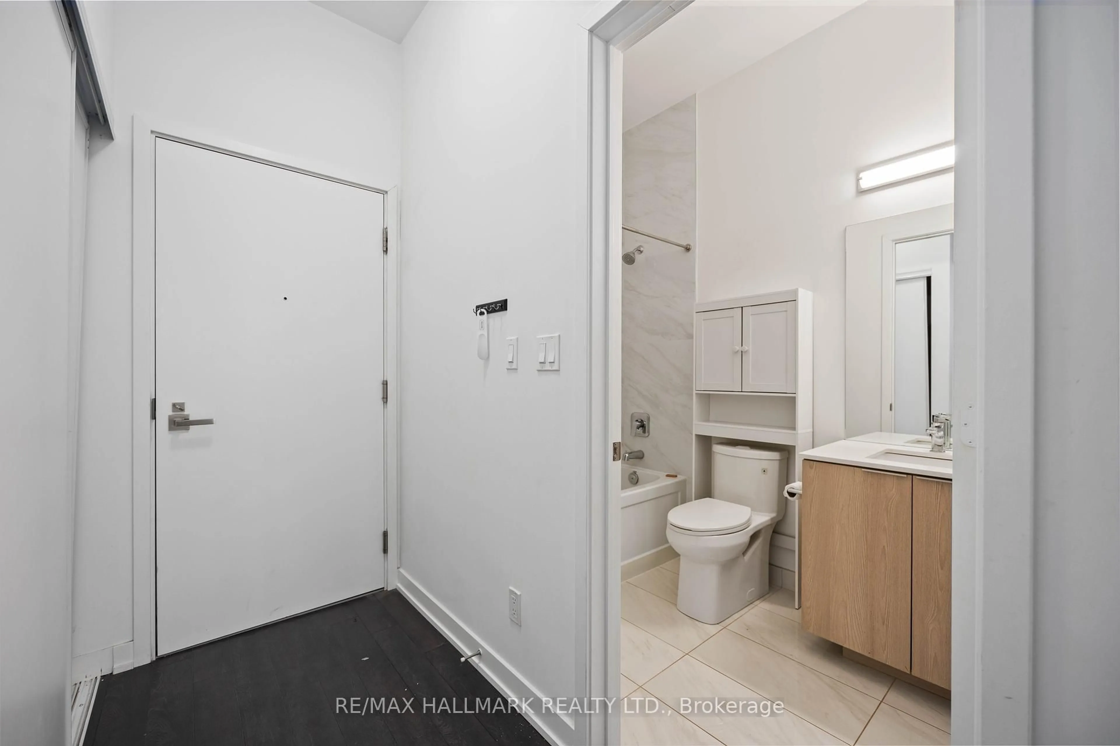 Standard bathroom, unknown for 50 Ordnance St #3203, Toronto Ontario M6X 0C8