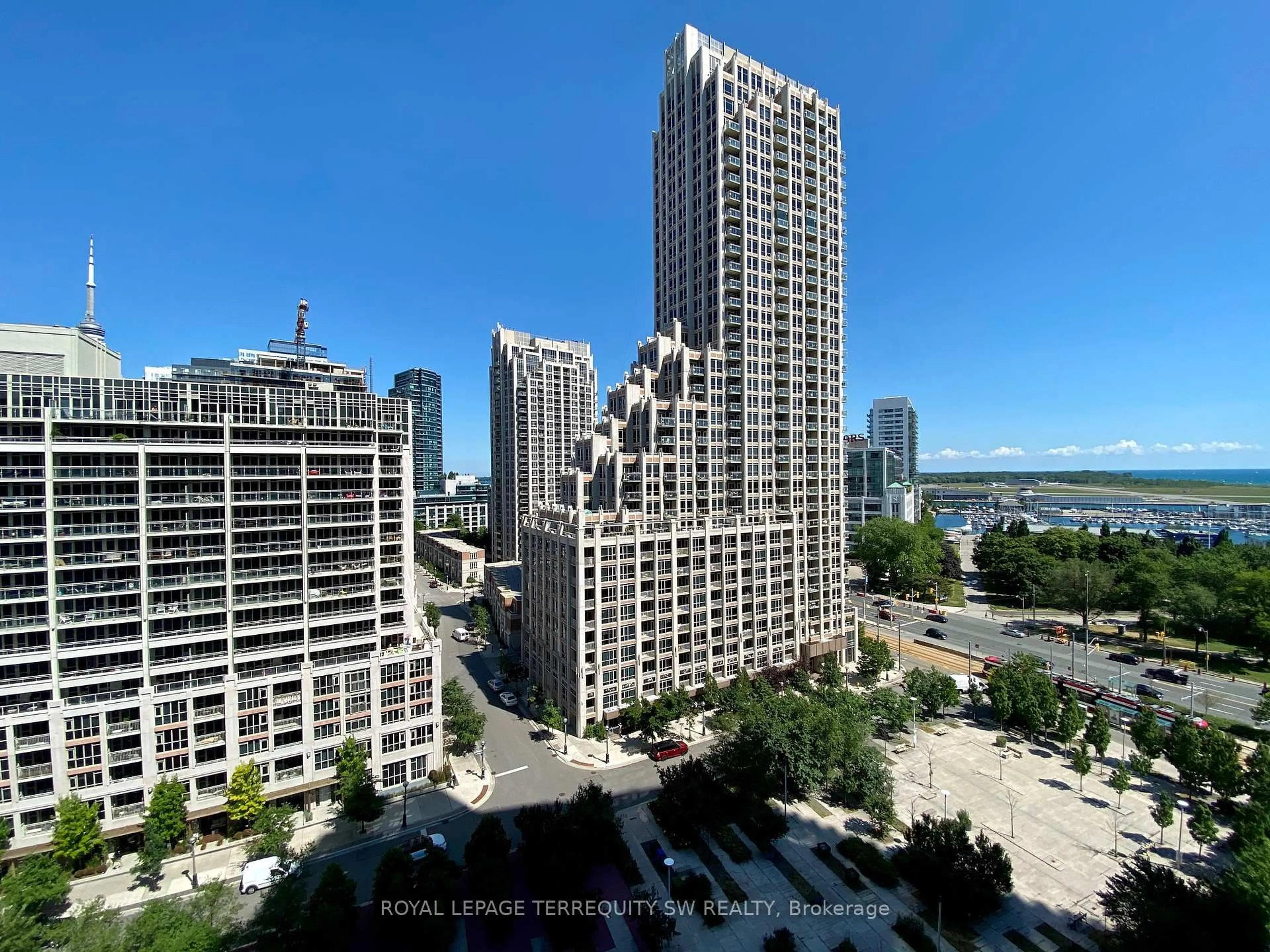 A pic from outside/outdoor area/front of a property/back of a property/a pic from drone, city buildings view from balcony for 628 Fleet St #3201, Toronto Ontario M5V 1A8