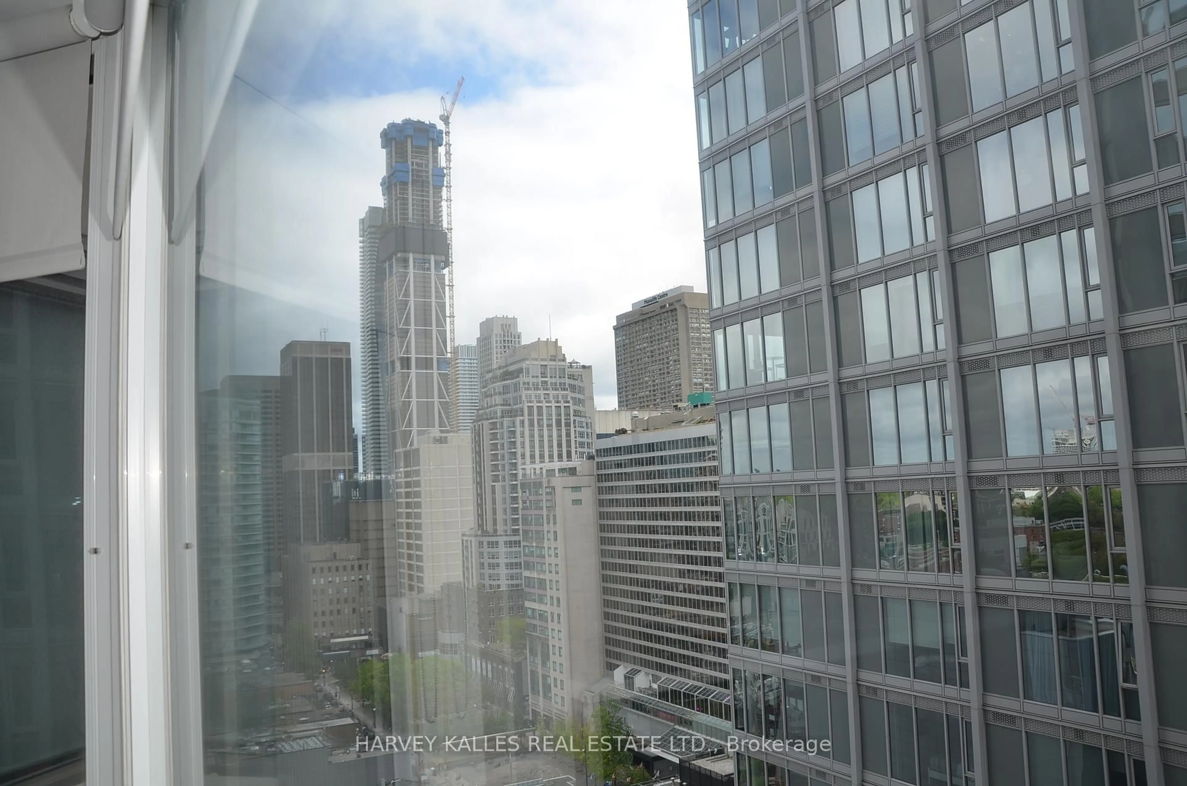 Blurry image for 155 Yorkville Ave #1912, Toronto Ontario M5R 0B4