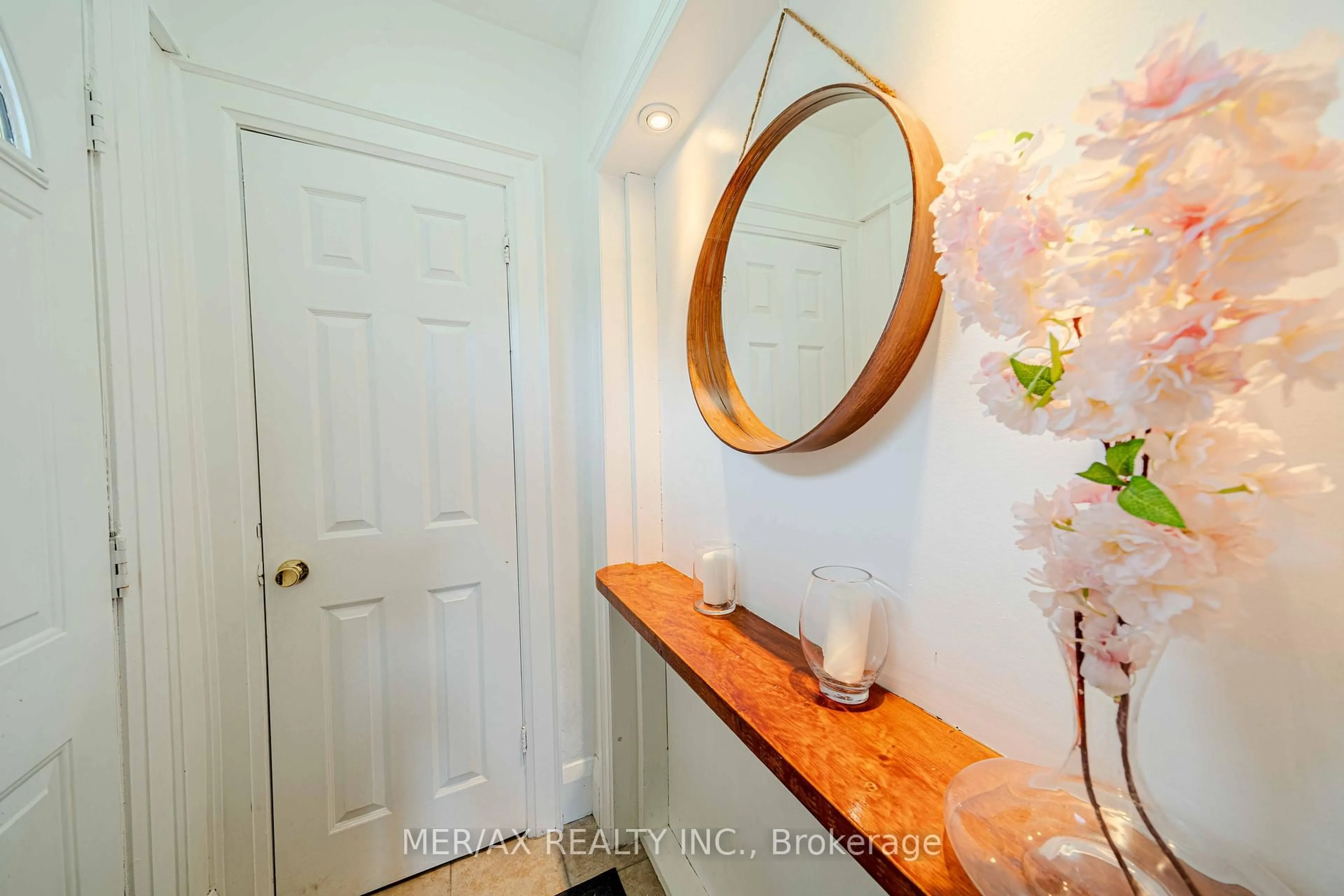 Indoor entryway for 91 Steeles Ave, Toronto Ontario M2M 3Y4