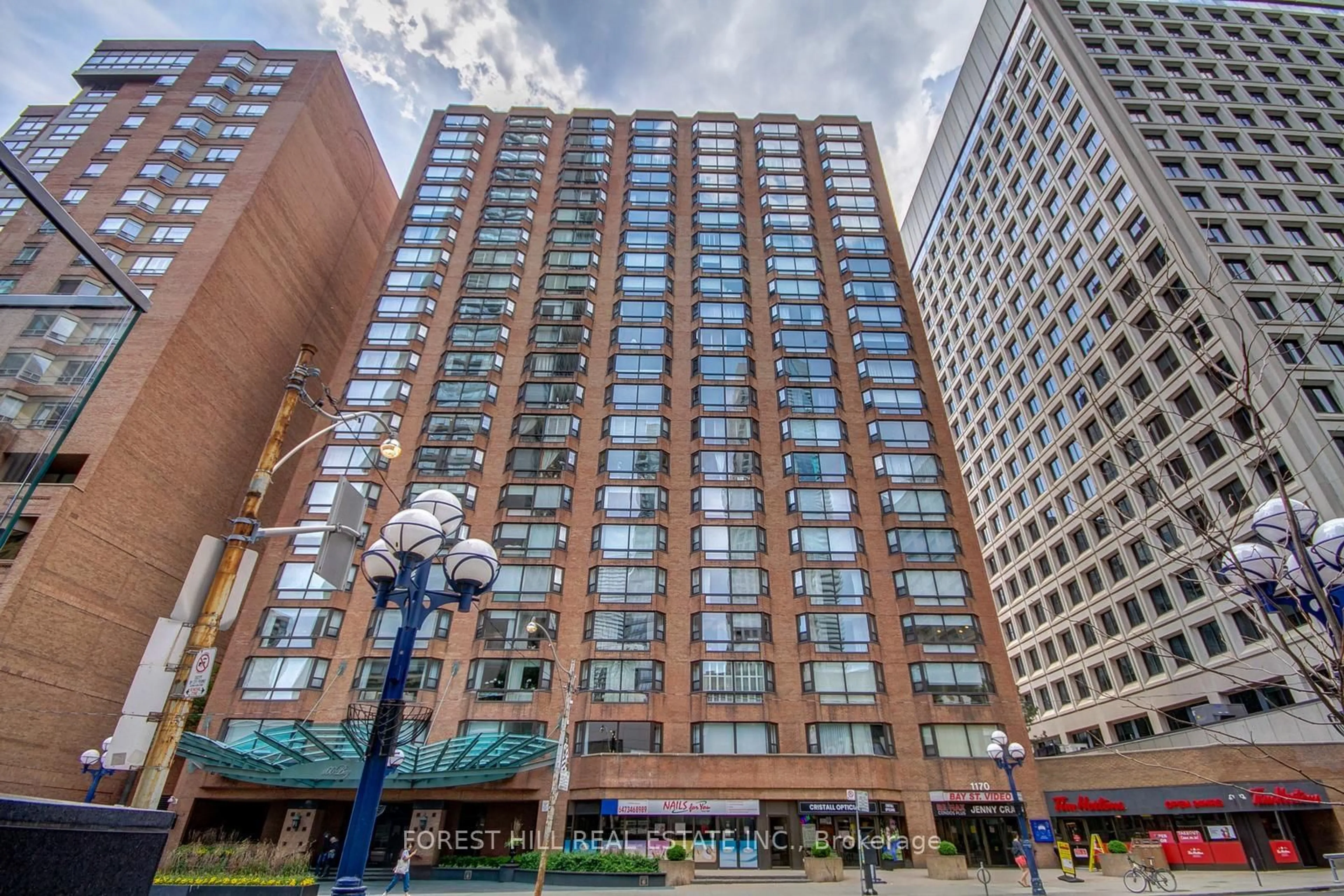 Patio, building for 1166 Bay St #1105, Toronto Ontario M5S 2X8