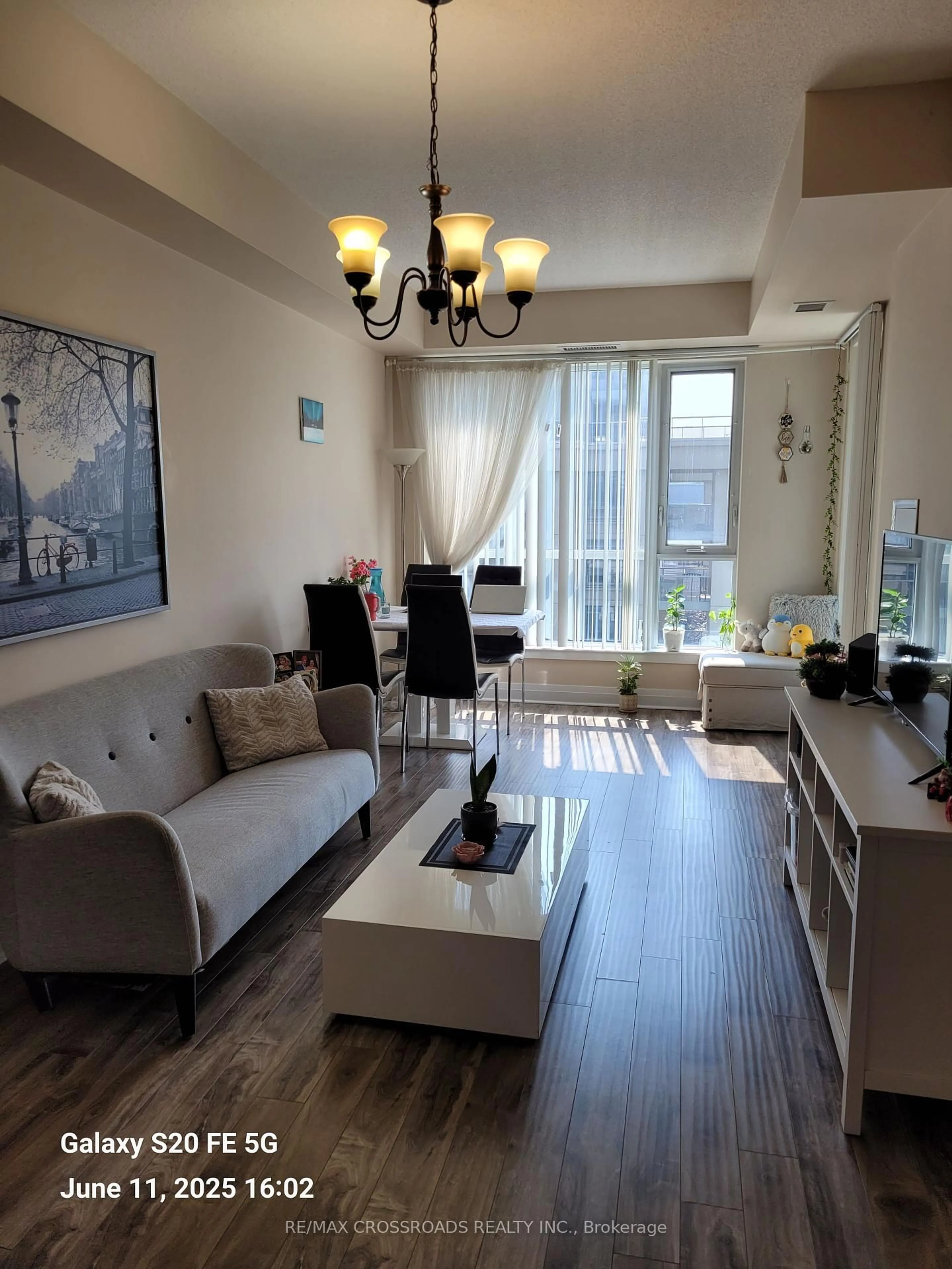 Living room with furniture, wood/laminate floor for 17 Kenaston Gdns #414, Toronto Ontario M2K 0B9