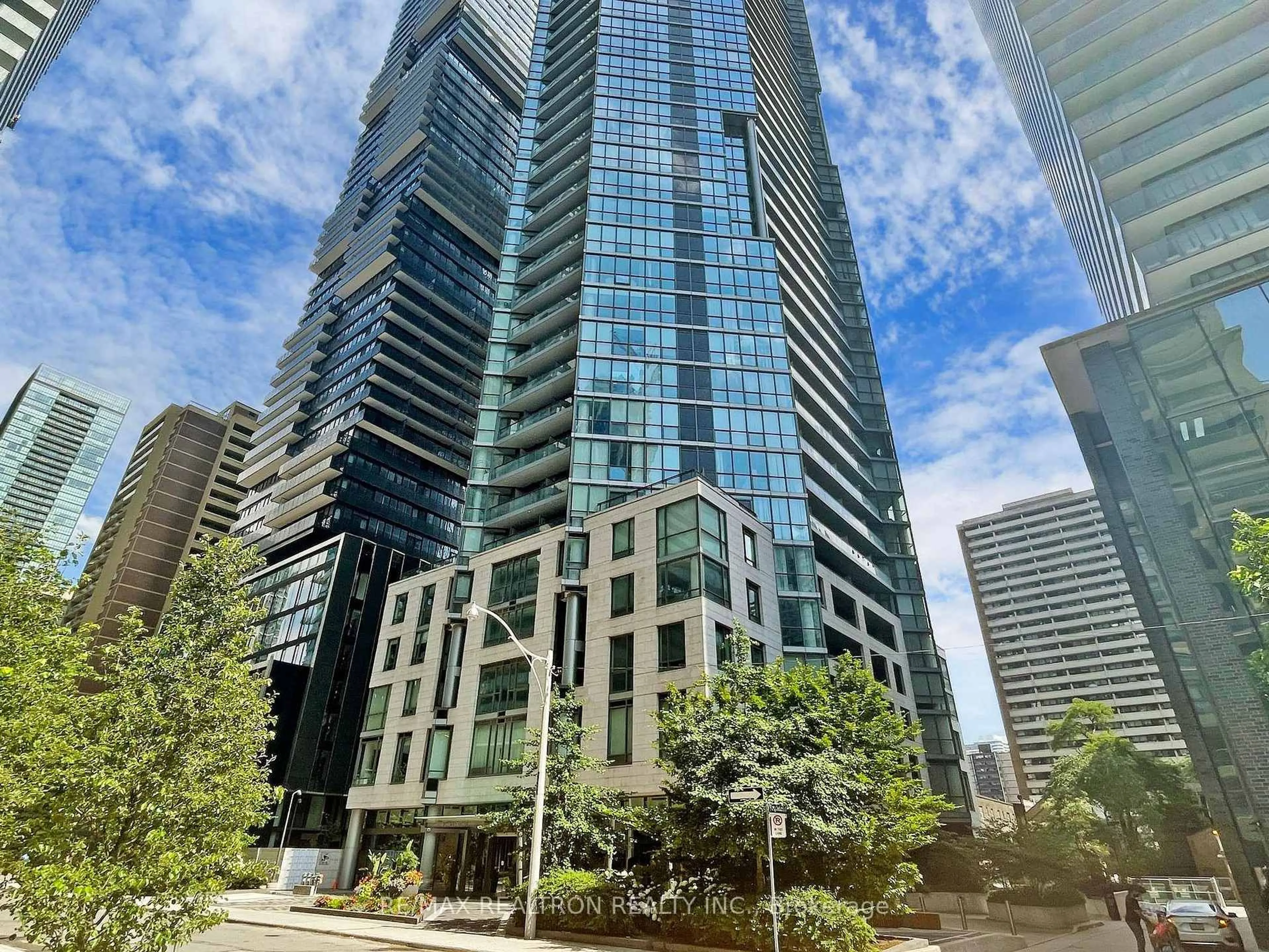 Indoor foyer for 45 Charles St #3907, Toronto Ontario M4Y 1S2