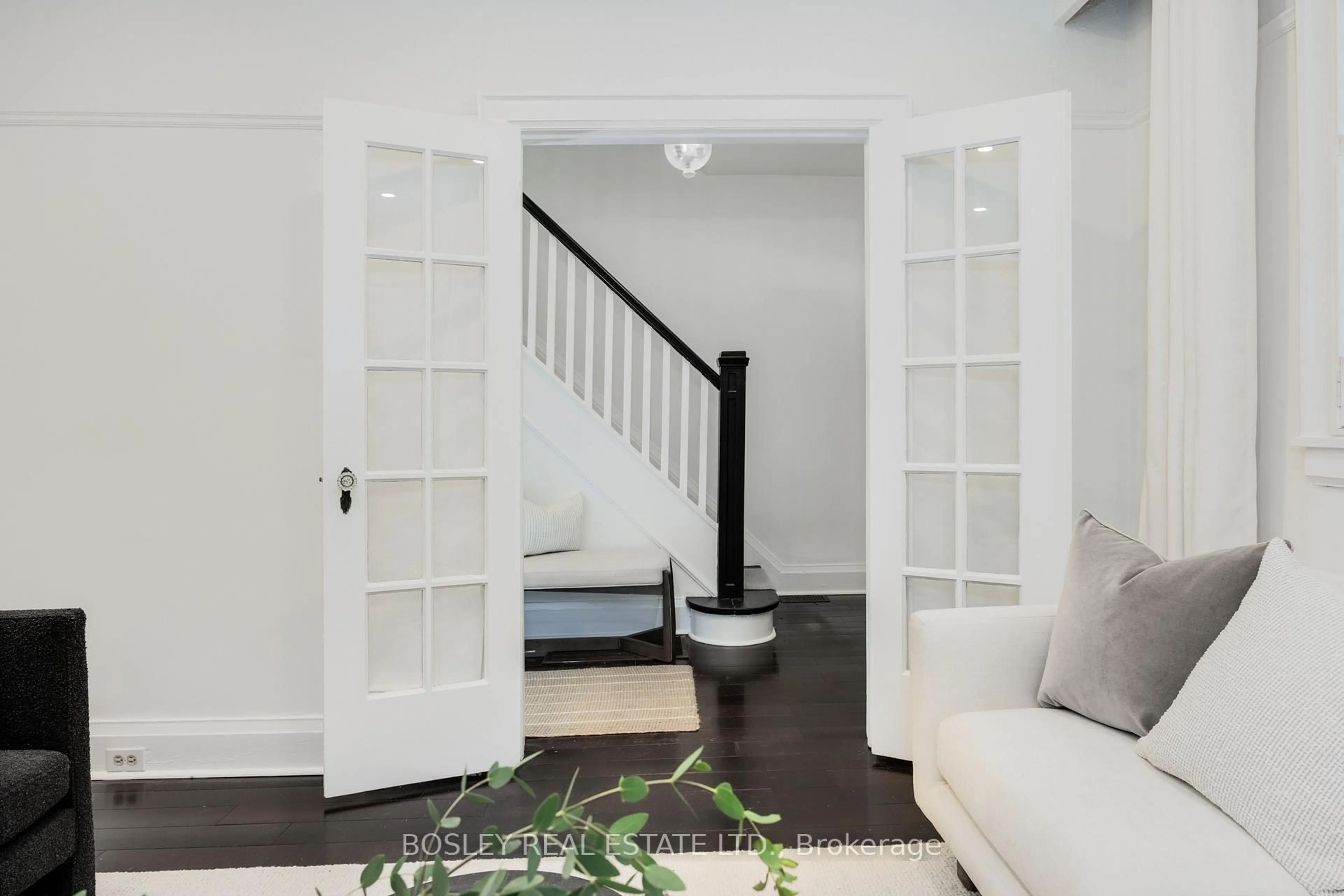 Indoor entryway for 367 Belsize Dr, Toronto Ontario M4S 1M7
