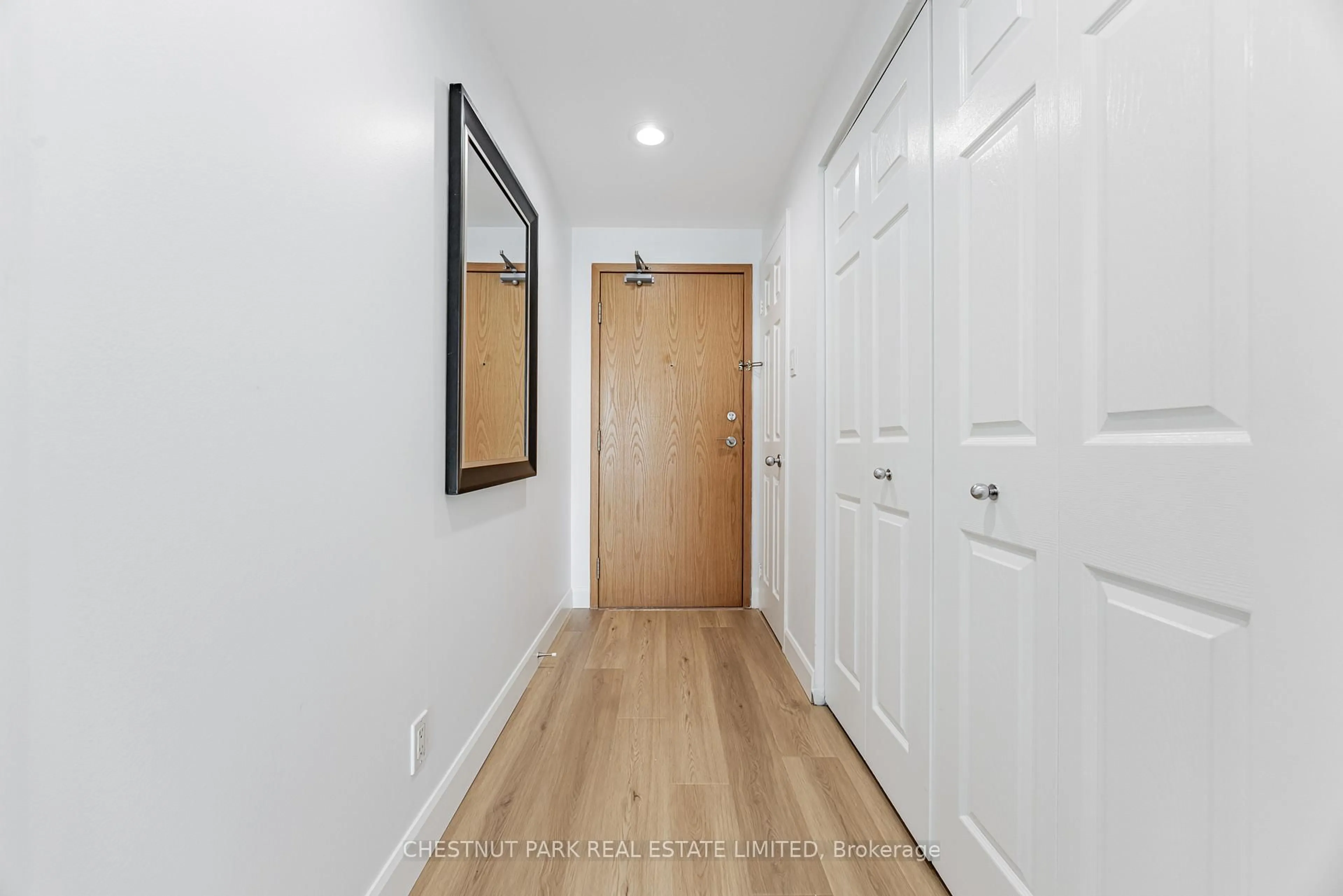 Indoor entryway for 99 Harbour Sq #1008, Toronto Ontario M5J 2H2