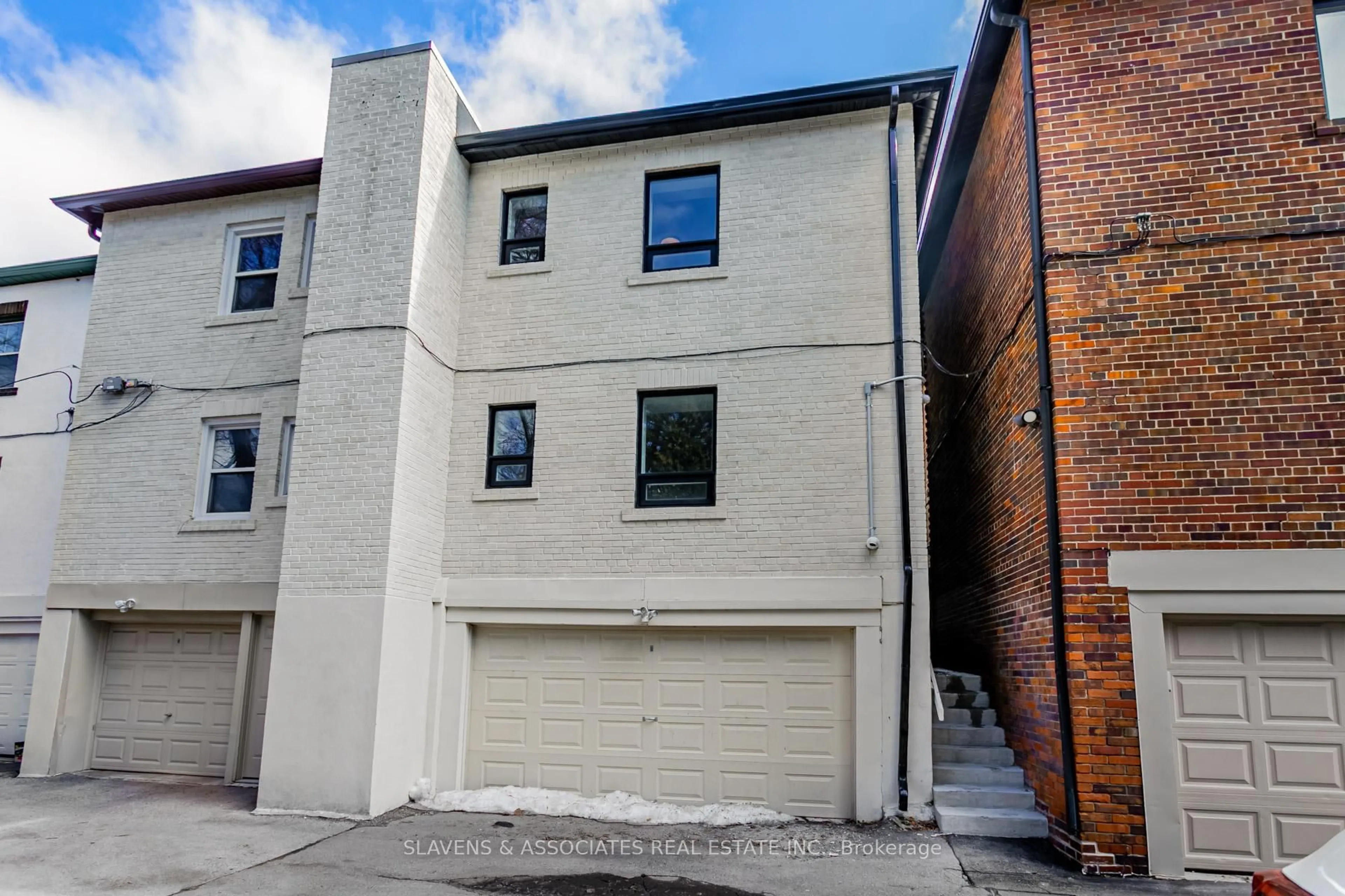 A pic from outside/outdoor area/front of a property/back of a property/a pic from drone, street for 1088 Avenue Rd, Toronto Ontario M5N 2E2